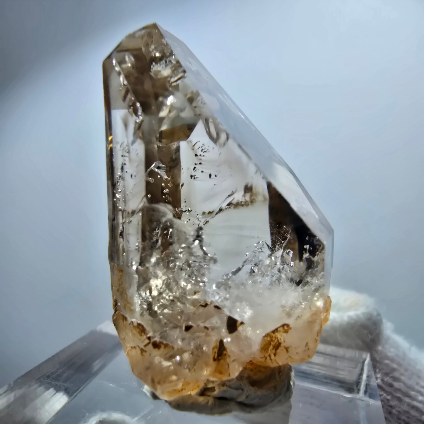 Pointe de sceptre en quartz fumé fantôme transparent, Goboboseb, Namibie, 30 x 19 x 16 mm