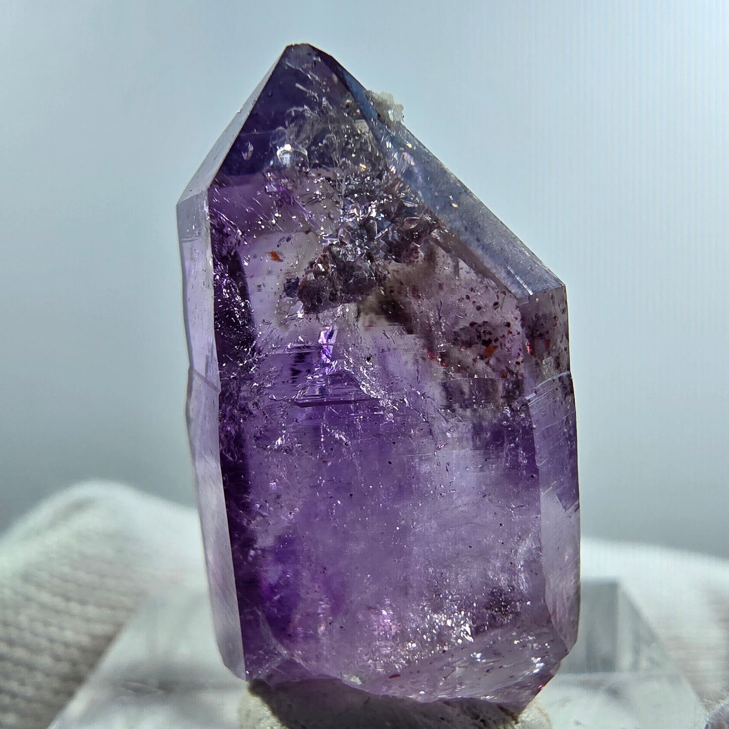 Pointe de sceptre en améthyste fantôme rare à Goboboseb, Namibie, 28 x 16 x 9 mm