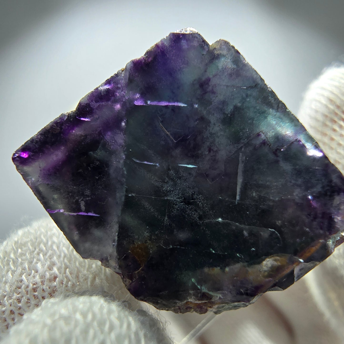 Spécimen rare de cube de fluorite fantôme, vert zonal et violet, Okorusu, Namibie, 28 x 25 x 18 mm