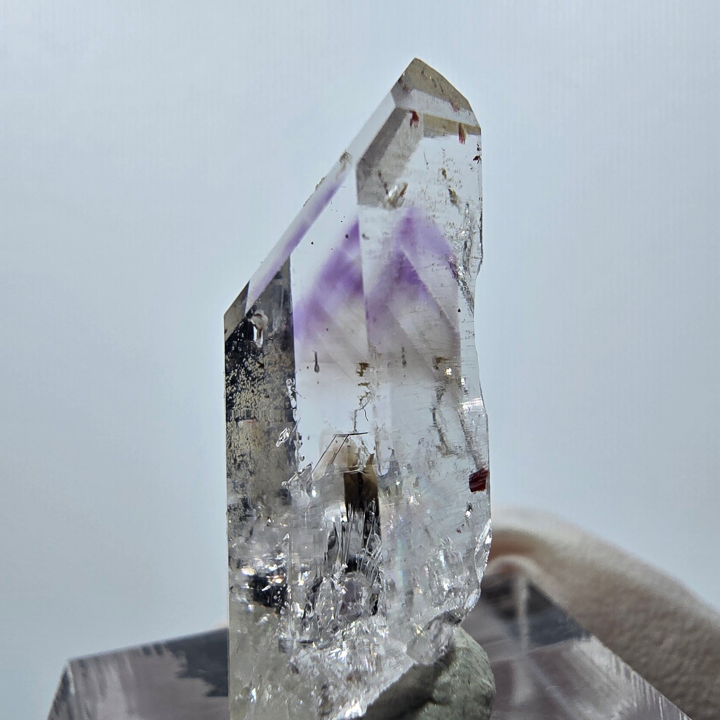 Améthyste fantôme avec hématite, mine Streep, Goboboseb, Namibie, 32 x 10 x 10 mm