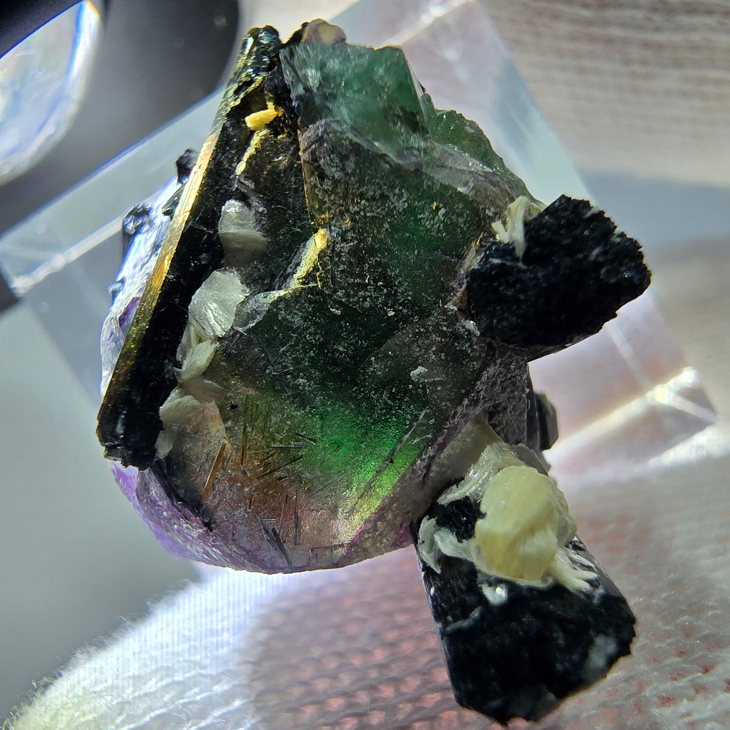Spécimen de cube de fluorite fantôme zonal, de muscovite et de tourmaline Schorl, Erongo, Namibie, 25 x 20 x 18 mm