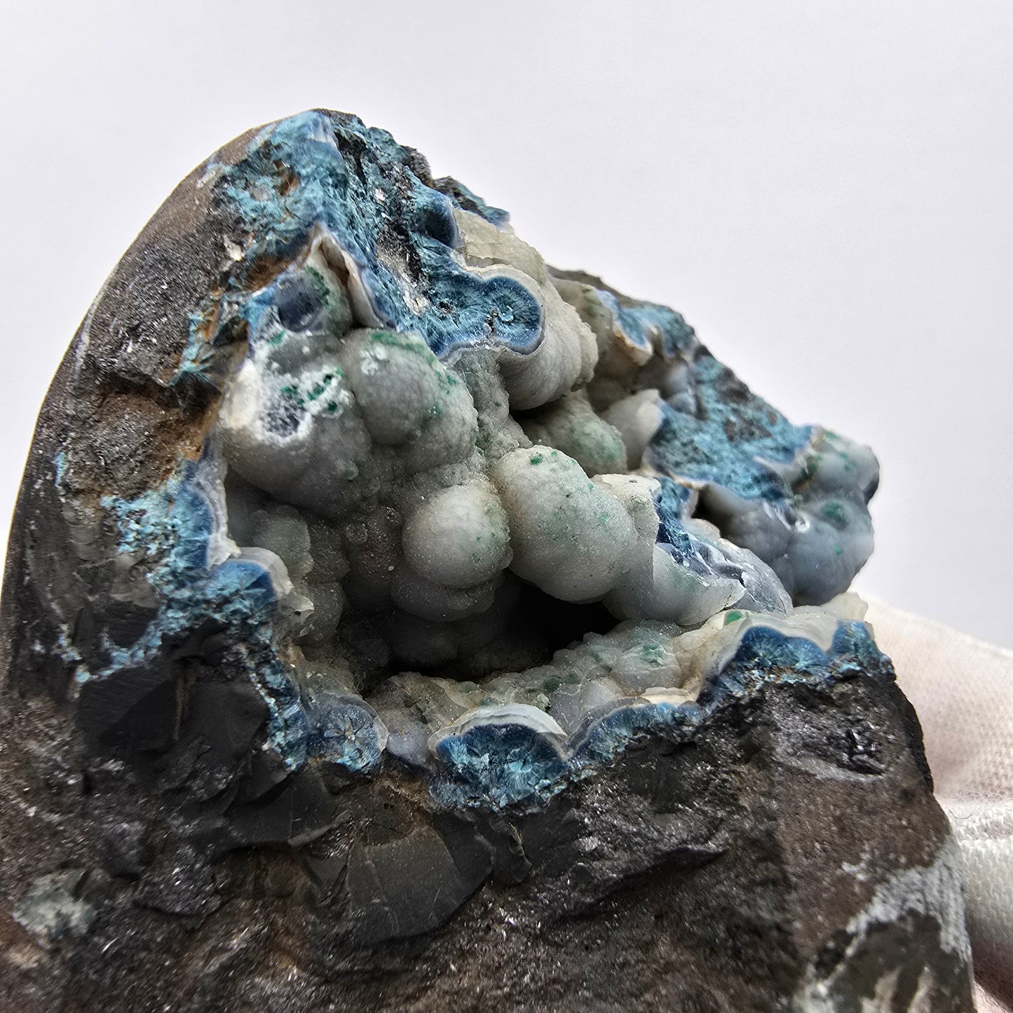Grand spécimen de shattuckite et de malachite, cristaux en boule, Kaokoveld, Namibie, 69 x 53 x 44 mm