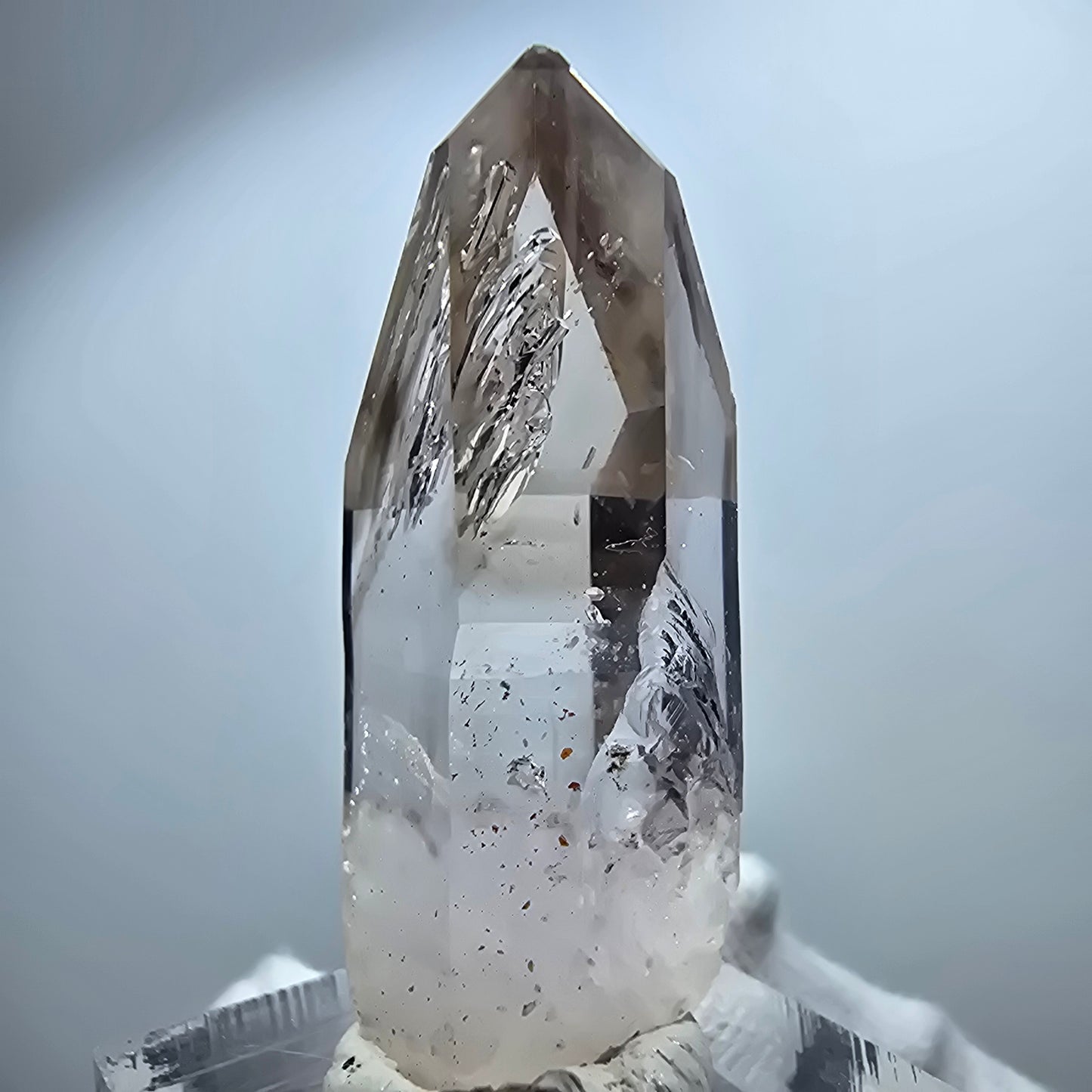 Pointe de sceptre en quartz fumé fantôme transparent, Goboboseb, Namibie, 43 x 20 x 13 mm