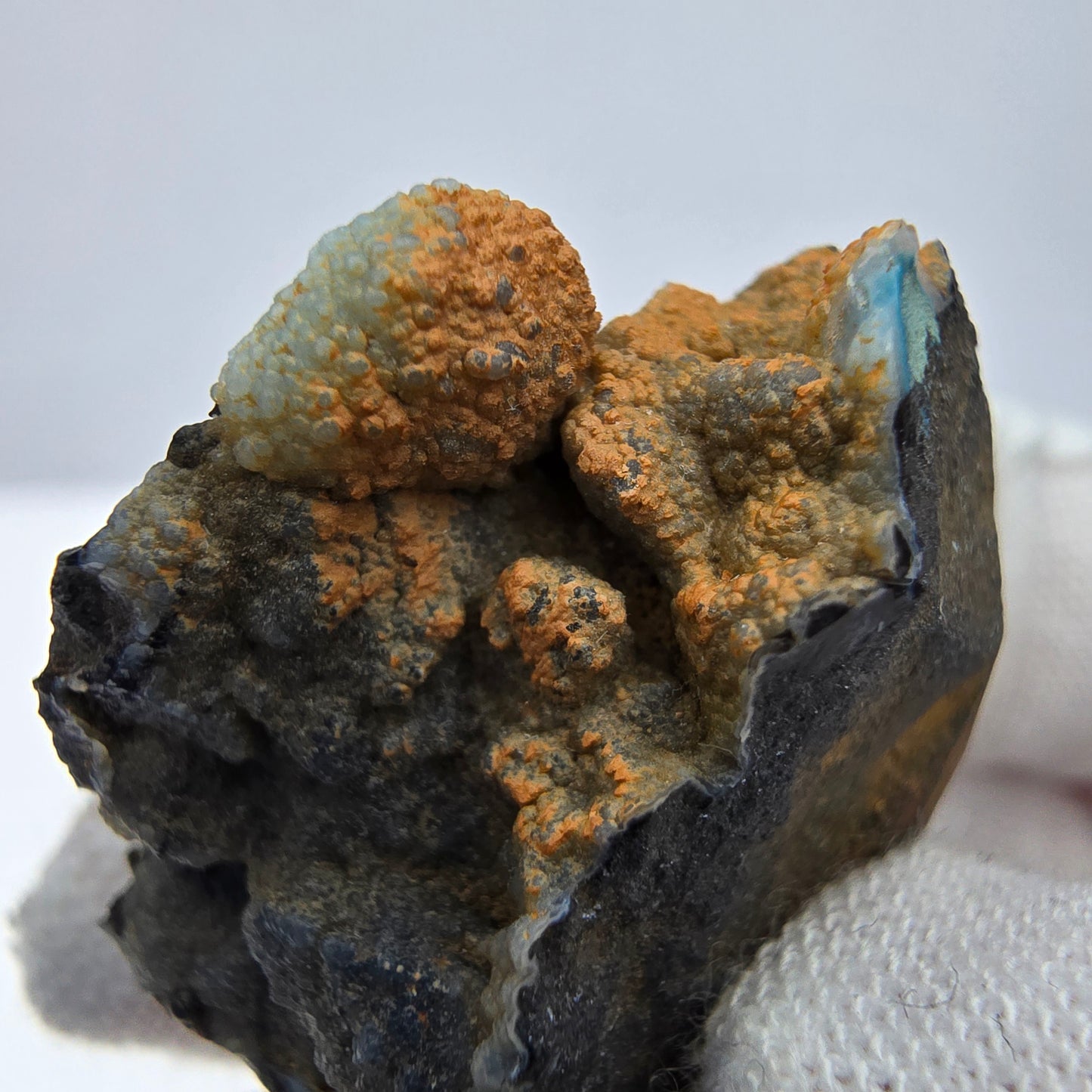 Seltene Shattuckit Stufe mit Kugel Kristallen blau Kaokoveld, Namibia 29*22*13mm