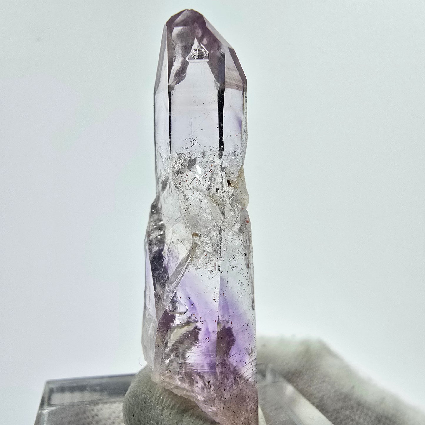 Phantom Amethyst Kristall mit Hämatit Streep Mine Goboboseb Namibia 39*10*10mm