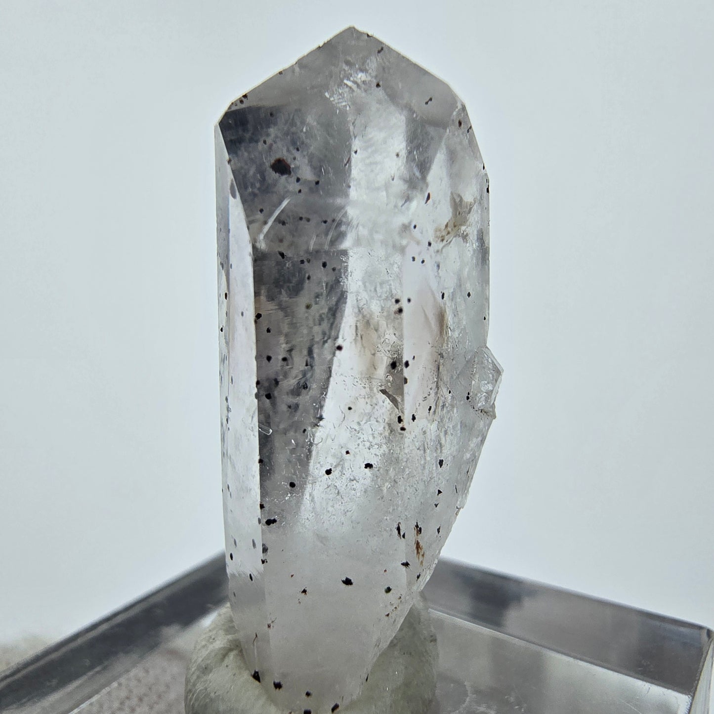 Klarer Quarz mit Hämatit und Analcim Streep Mine Goboboseb Namibia 29*12*10mm