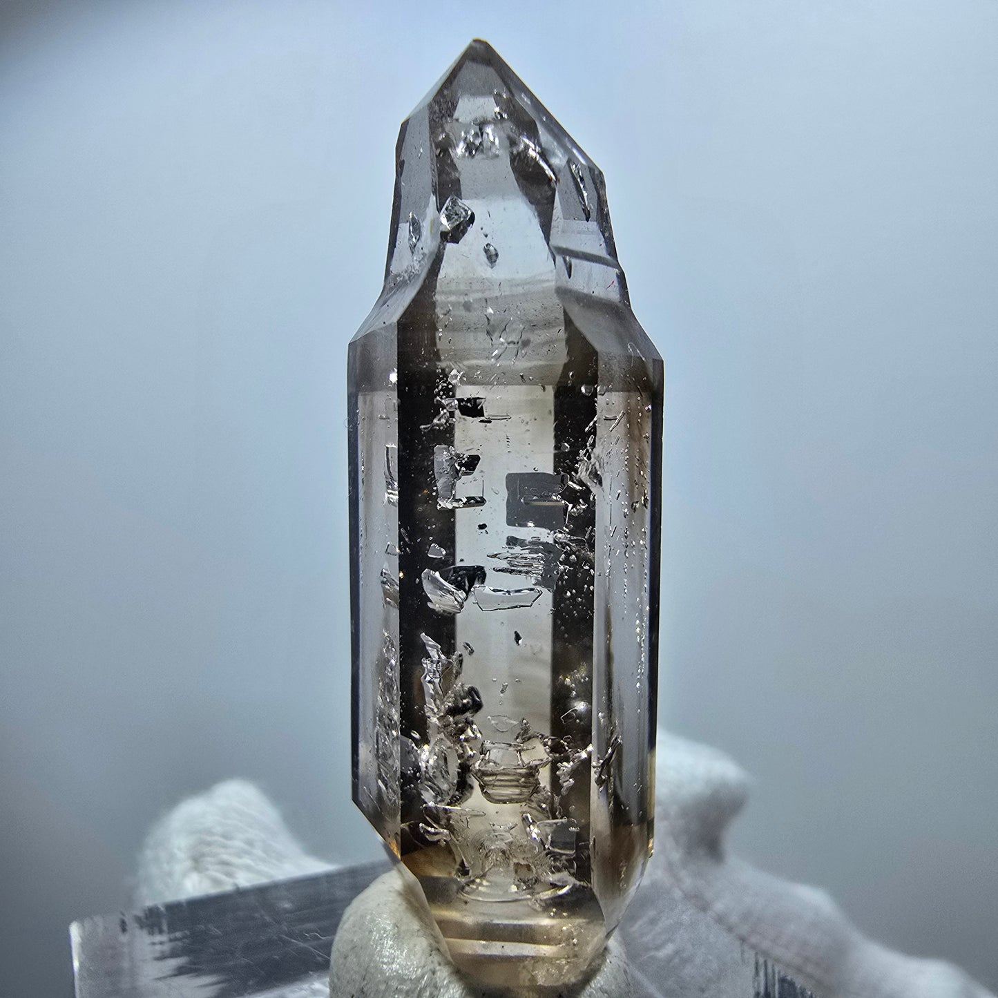 Pointe de sceptre en quartz fumé fantôme transparent, Goboboseb, Namibie, 39 x 12 x 10 mm