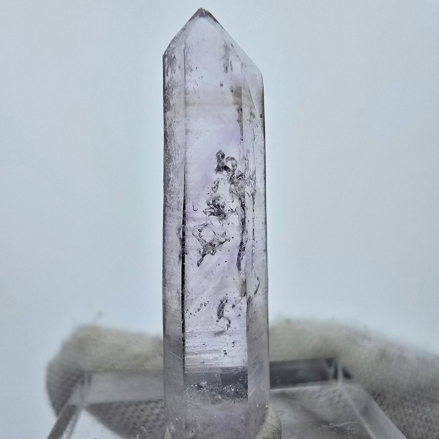 Pointe de cristal d'améthyste fantôme transparente Goboboseb, Namibie 33*8*6mm Collection