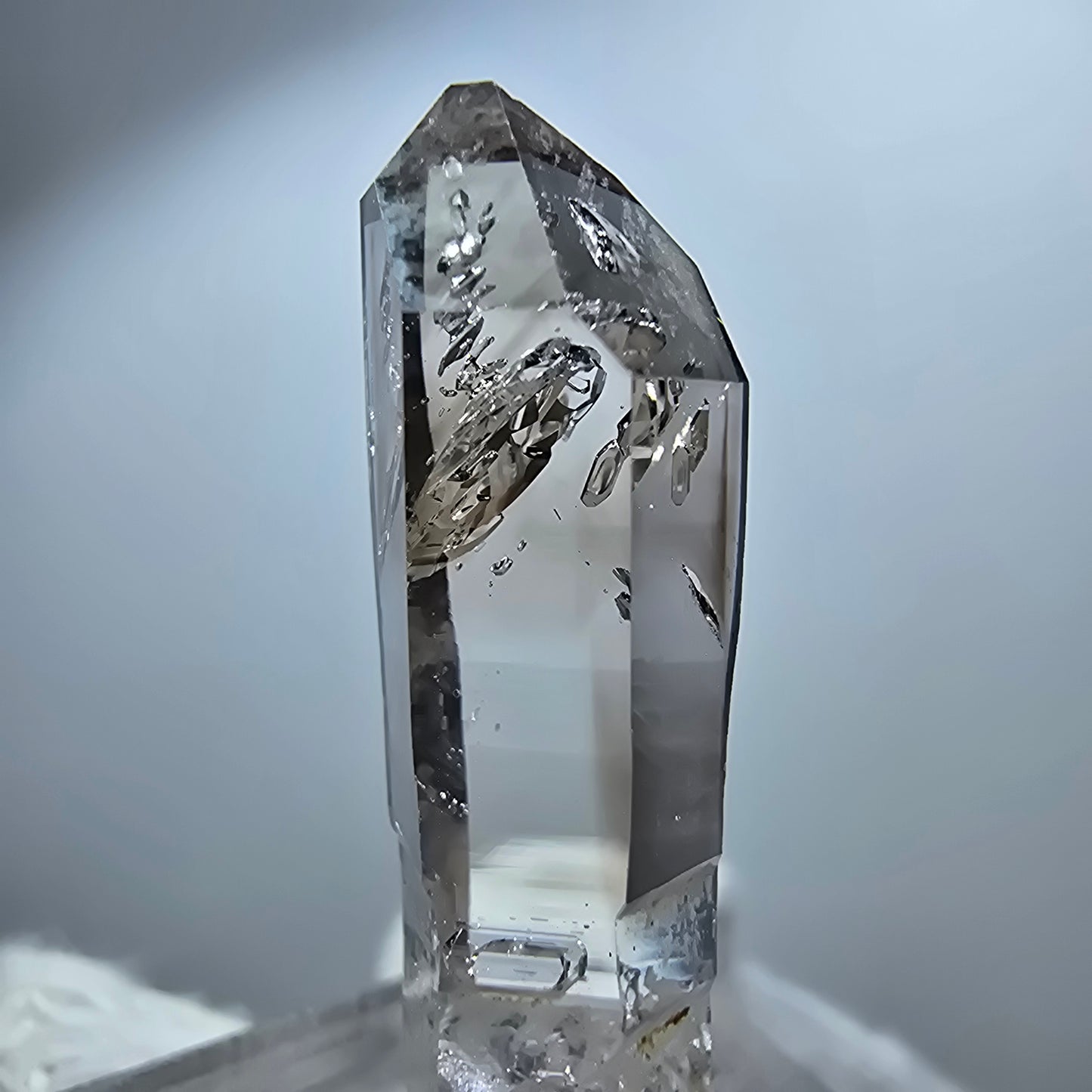 Pointe de sceptre en quartz fumé fantôme lémurien, Goboboseb, Namibie, 32 x 8 x 8 mm