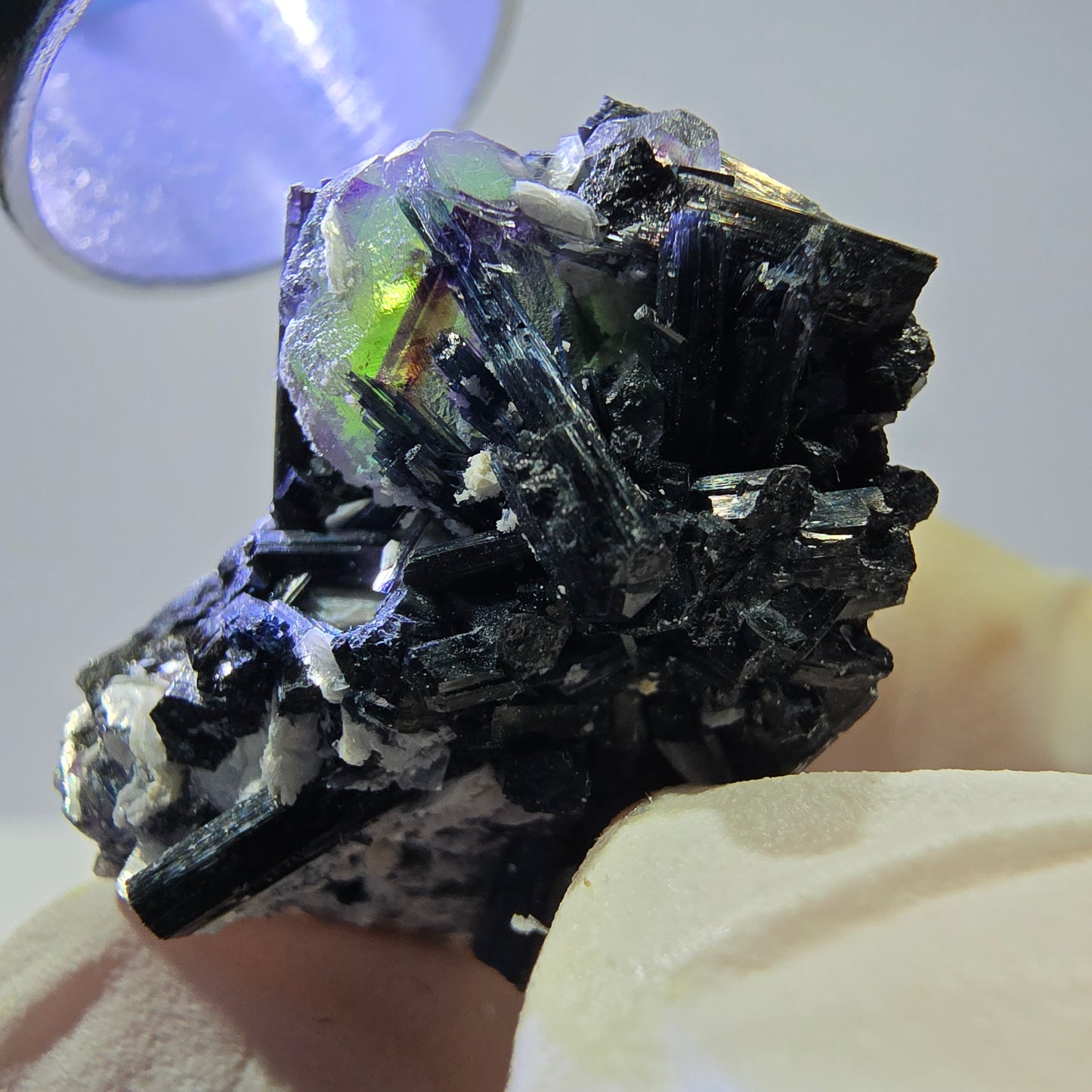 Tourmaline Schorl rare, cube de fluorite, spécimen de muscovite, Erongo, Namibie, 30 x 23 x 21 mm
