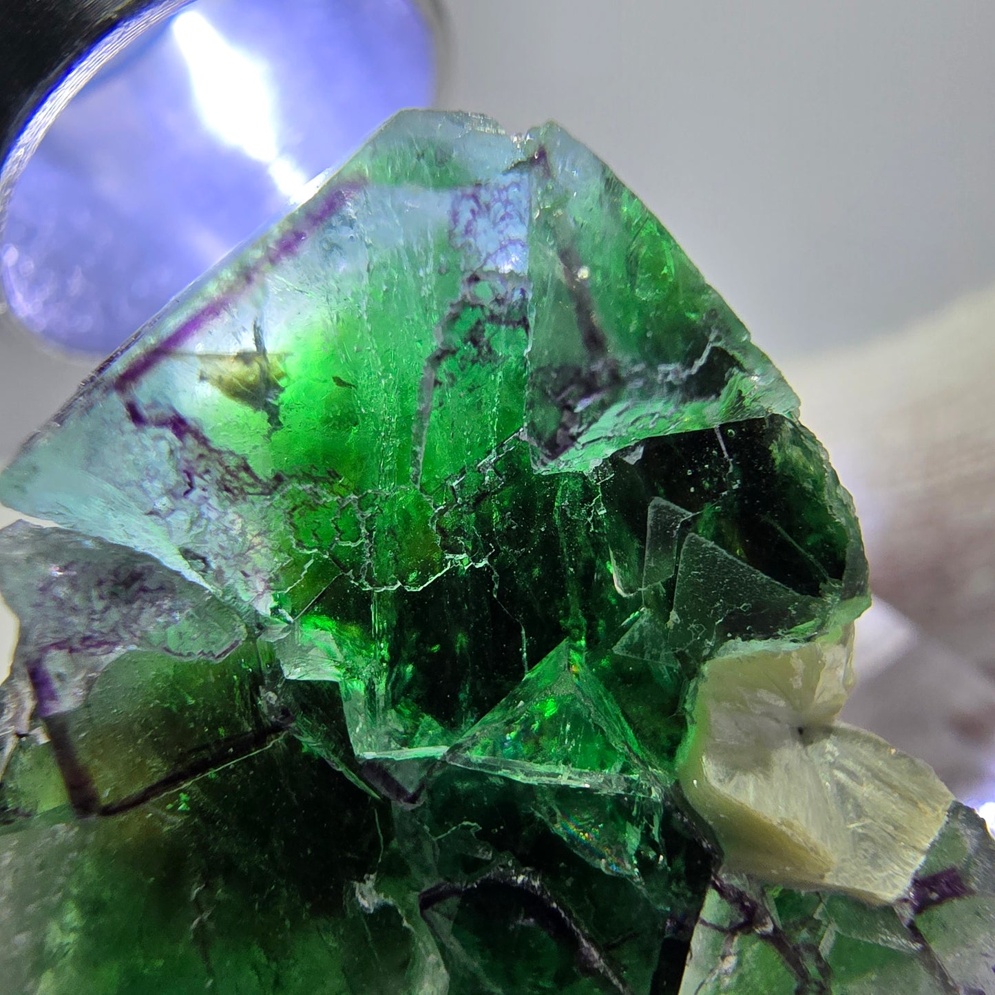 Spécimen de cube de fluorite fantôme zonal, de muscovite et de tourmaline Schorl, Erongo, Namibie, 32 x 26 x 20 mm