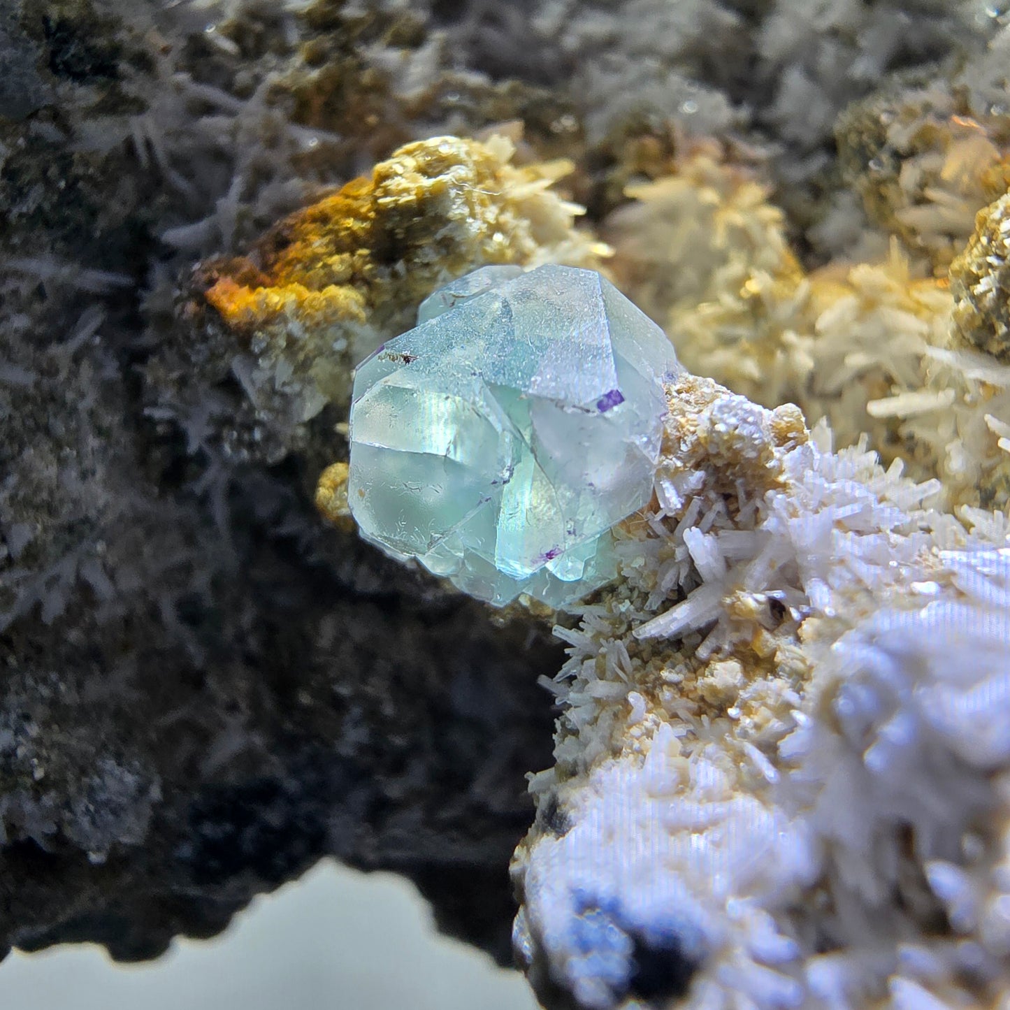 Grand spécimen de fluorite, hyalite, scholle, tourmaline, muscovite, orthose, Erongo, Namibie, 126 x 99 x 78 mm