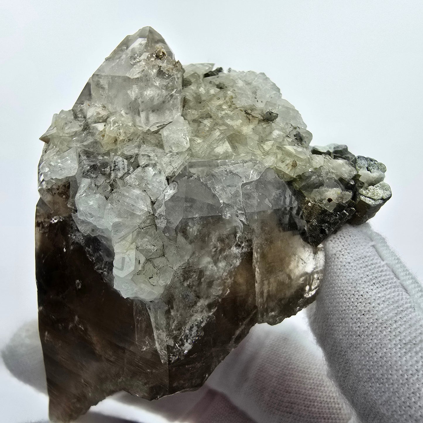 Phantom Rauchquarz mit UV Calcit, Hyalit, Muskovit Goboboseb, Namibia 67*52*41mm