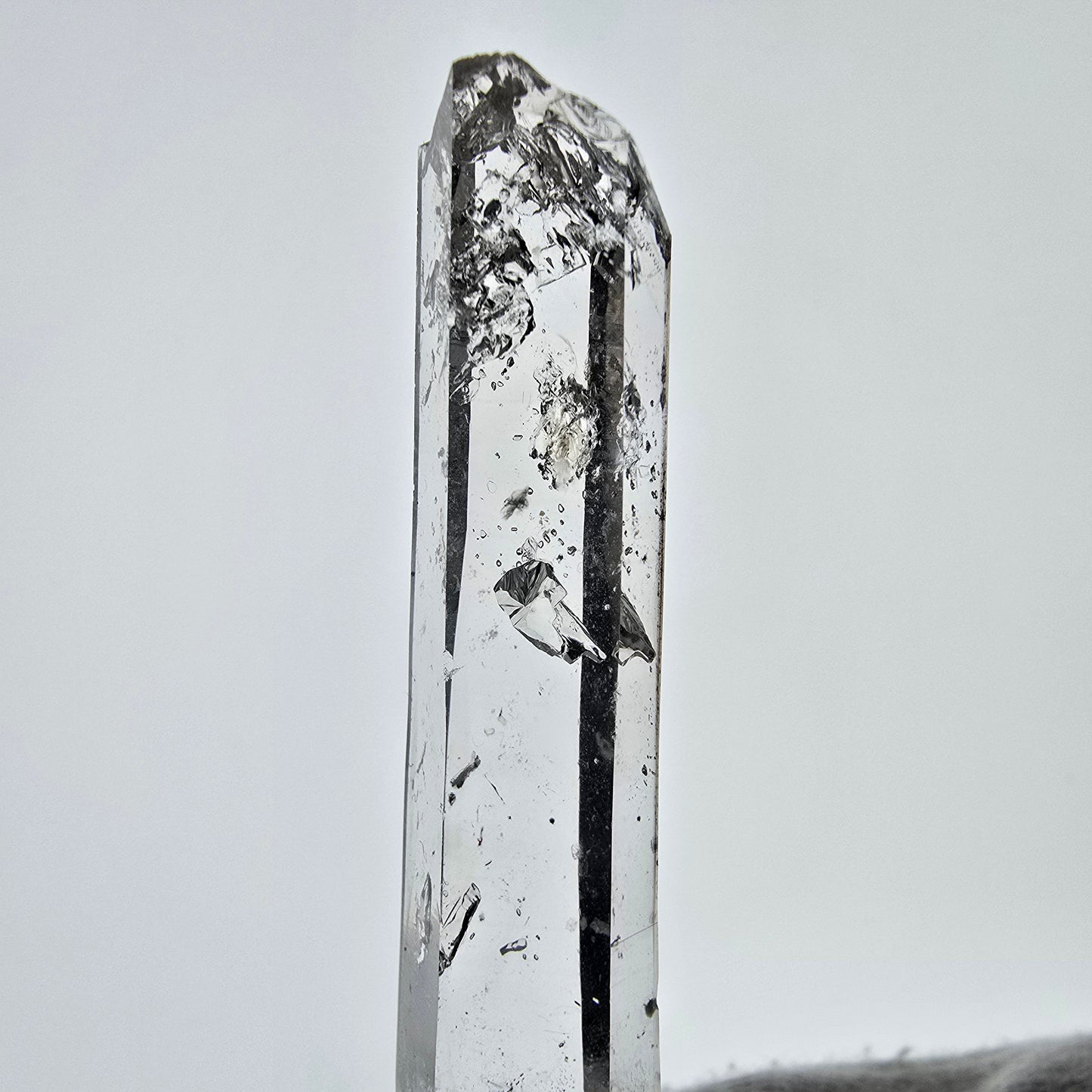 Sceptre en quartz fumé fantôme lémurien, poche Saint-Valentin, Namibie, 71 x 20 x 15 mm
