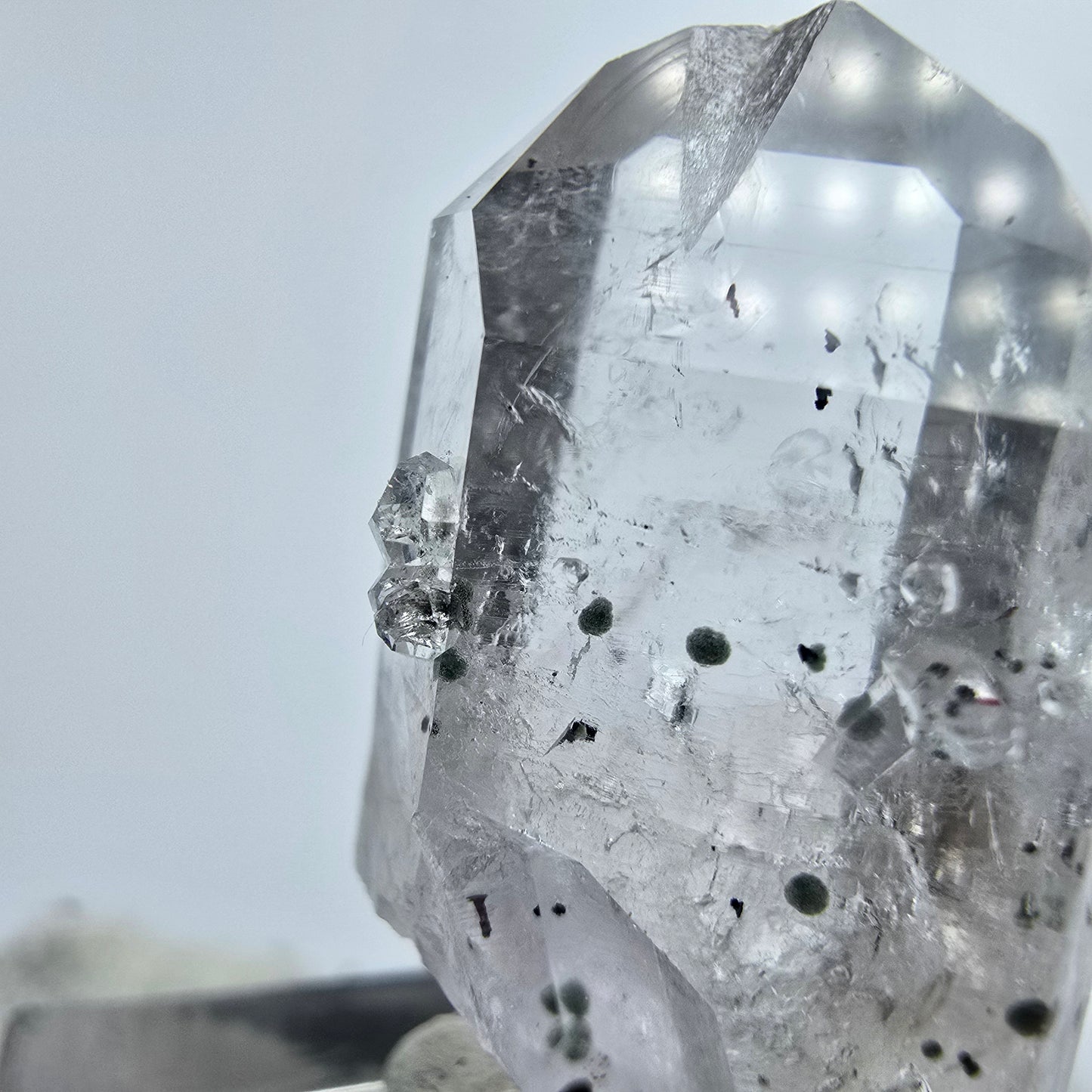 Enhydro Hämatit Quarz mit Analcim Streep Mine Goboboseb Namibia 30*15*14mm