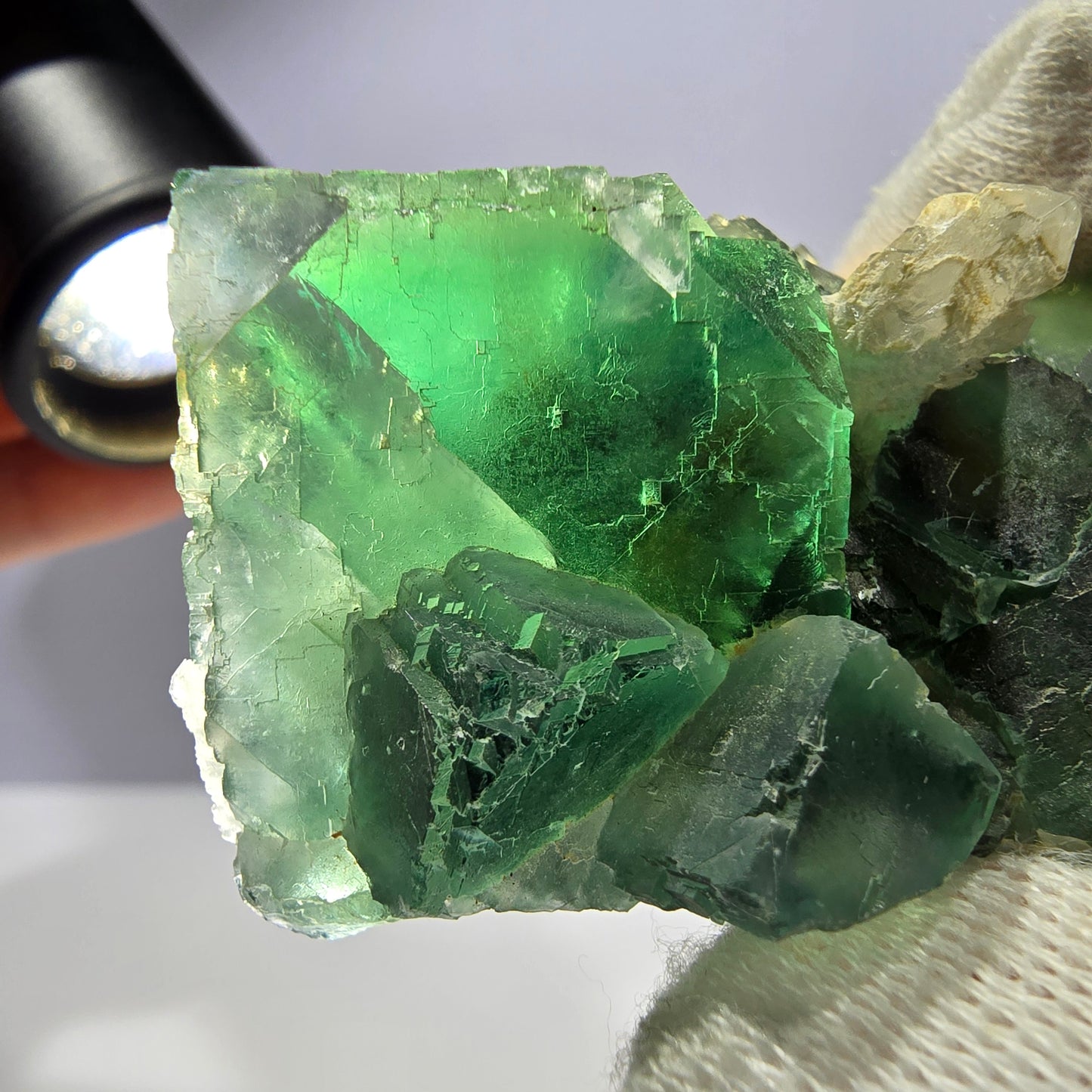 Cube de fluorite fantôme, marches en quartz parquetées Okorusu Namibie 61 x 49 x 36 mm
