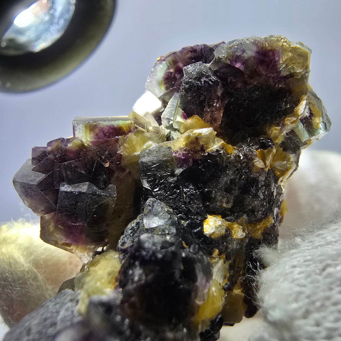 Spécimen de fluorite fantôme colorée, tourmaline schol, muscovite, hyalite, Erongo, Namibie, 42 x 28 x 29 mm