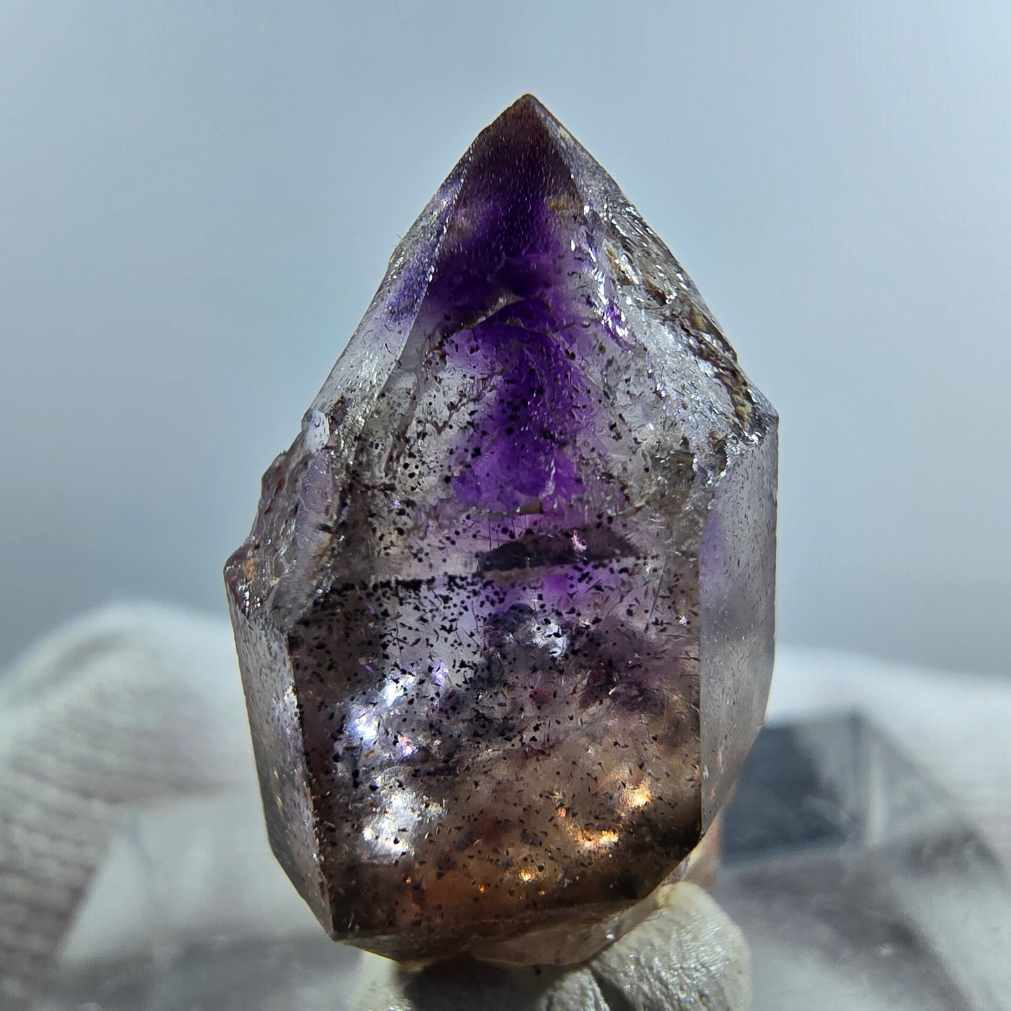 Pointe de sceptre en améthyste fantôme rare de Goboboseb, Namibie, 22 x 12 x 10 mm