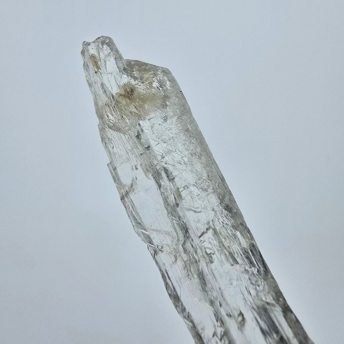 Seltener Kunzit X Spodumen Kristall weiß UV Mineral 48*9*5mm aus Brasilien