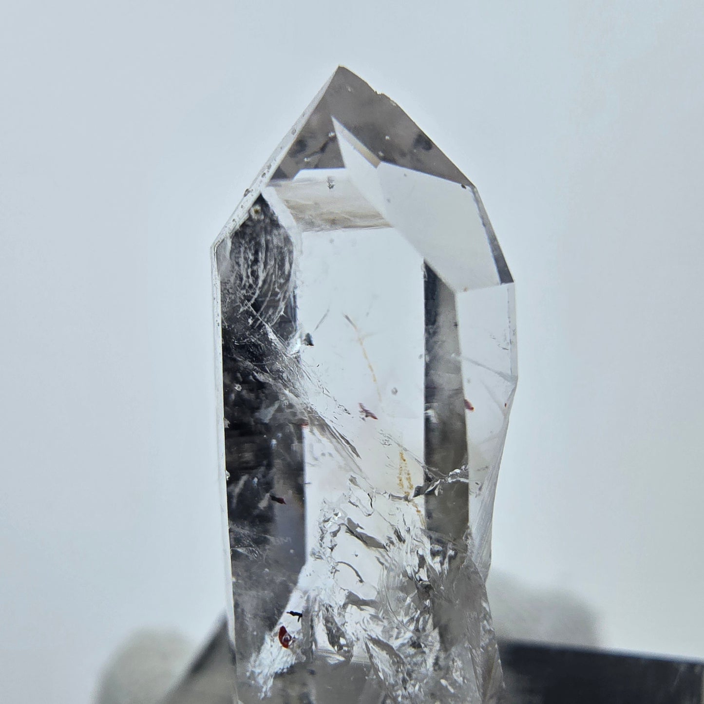 Harlekin Phantom Quarz mit Analcim Streep Mine, Goboboseb, Namibia 31*10*9mm