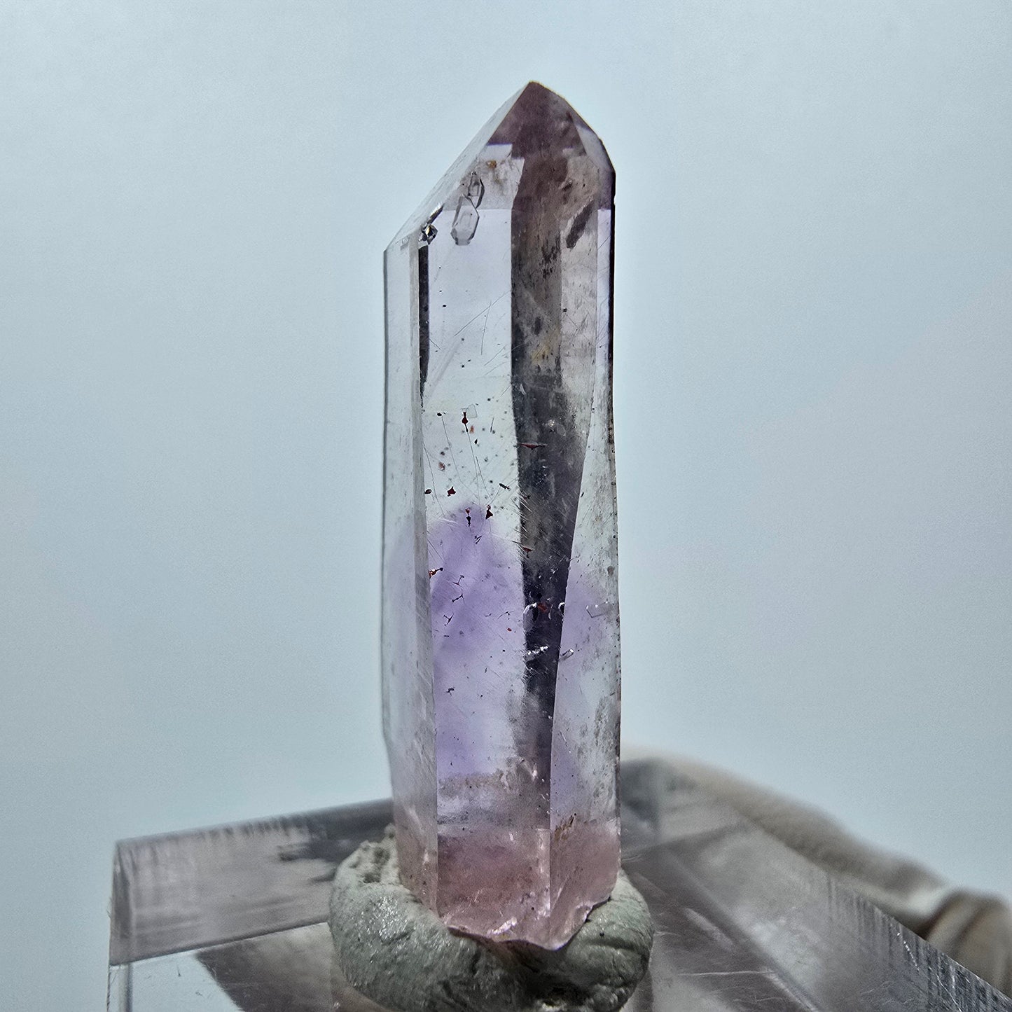 Pointe de sceptre en améthyste fantôme de Goboboseb, Namibie, 31 x 12 x 6 mm