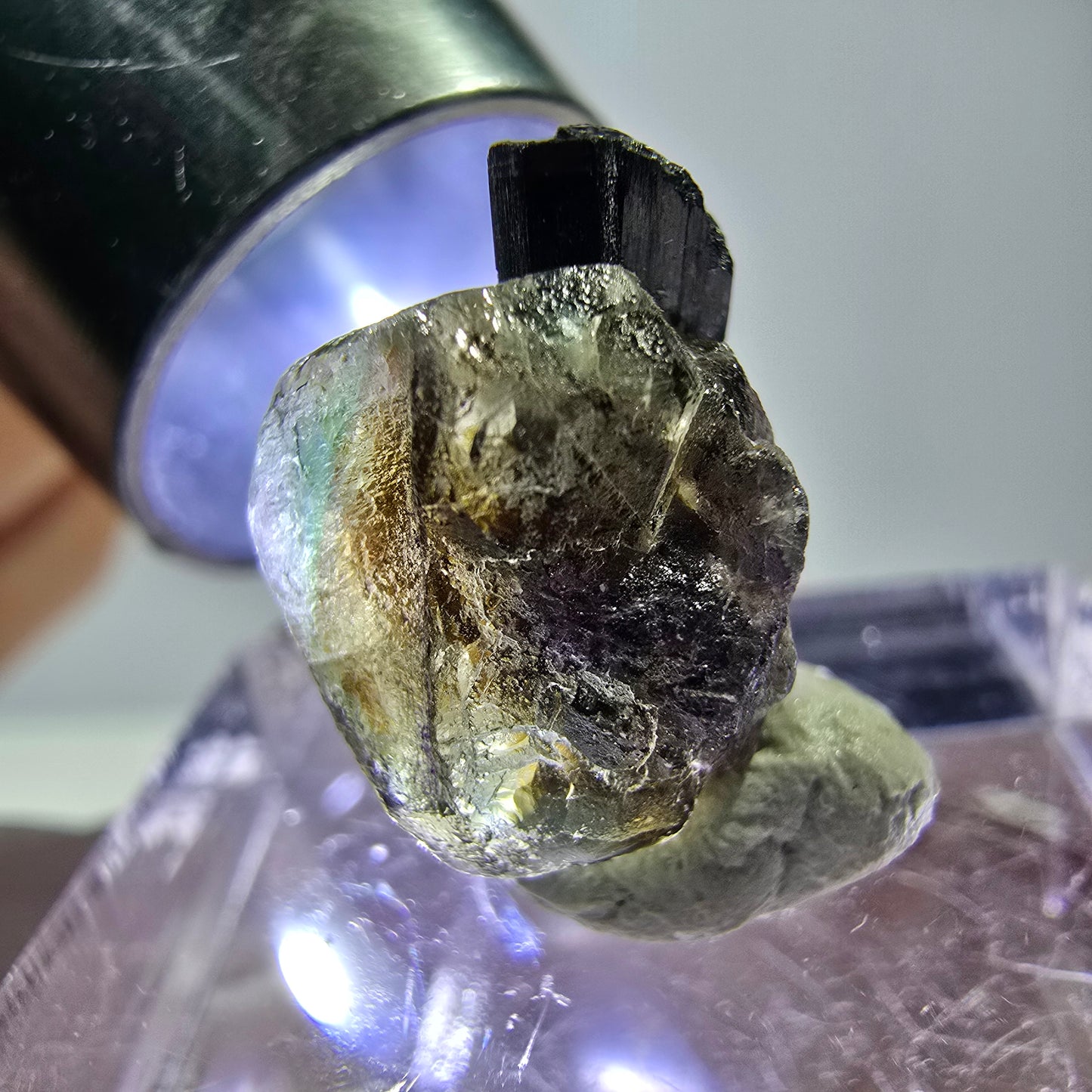 Spécimen de fluorite fantôme colorée et de tourmaline scholle muscovite, Erongo, Namibie, 14 x 10 x 15 mm