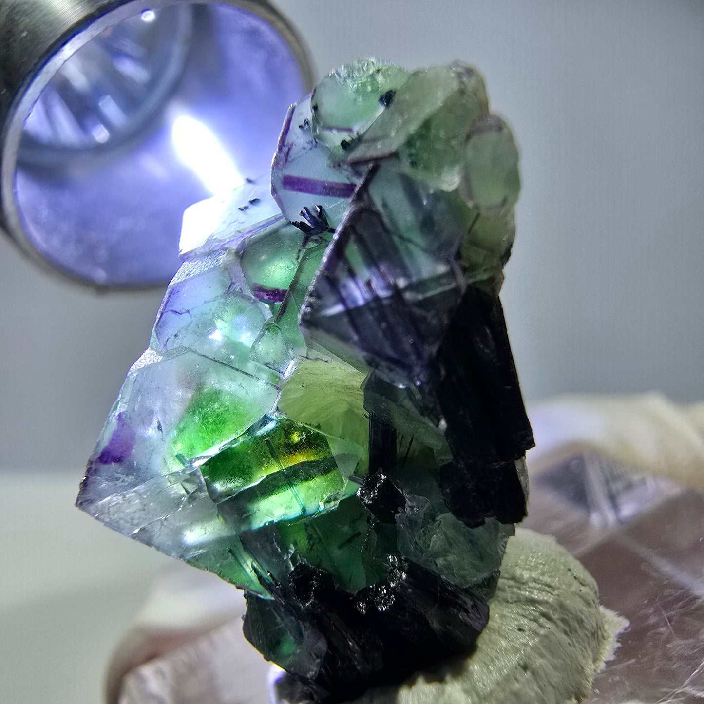 Cube de fluorite fantôme, zonal, muscovite, spécimen de tourmaline Schorl, Erongo, Namibie, 22 x 20 x 15 mm