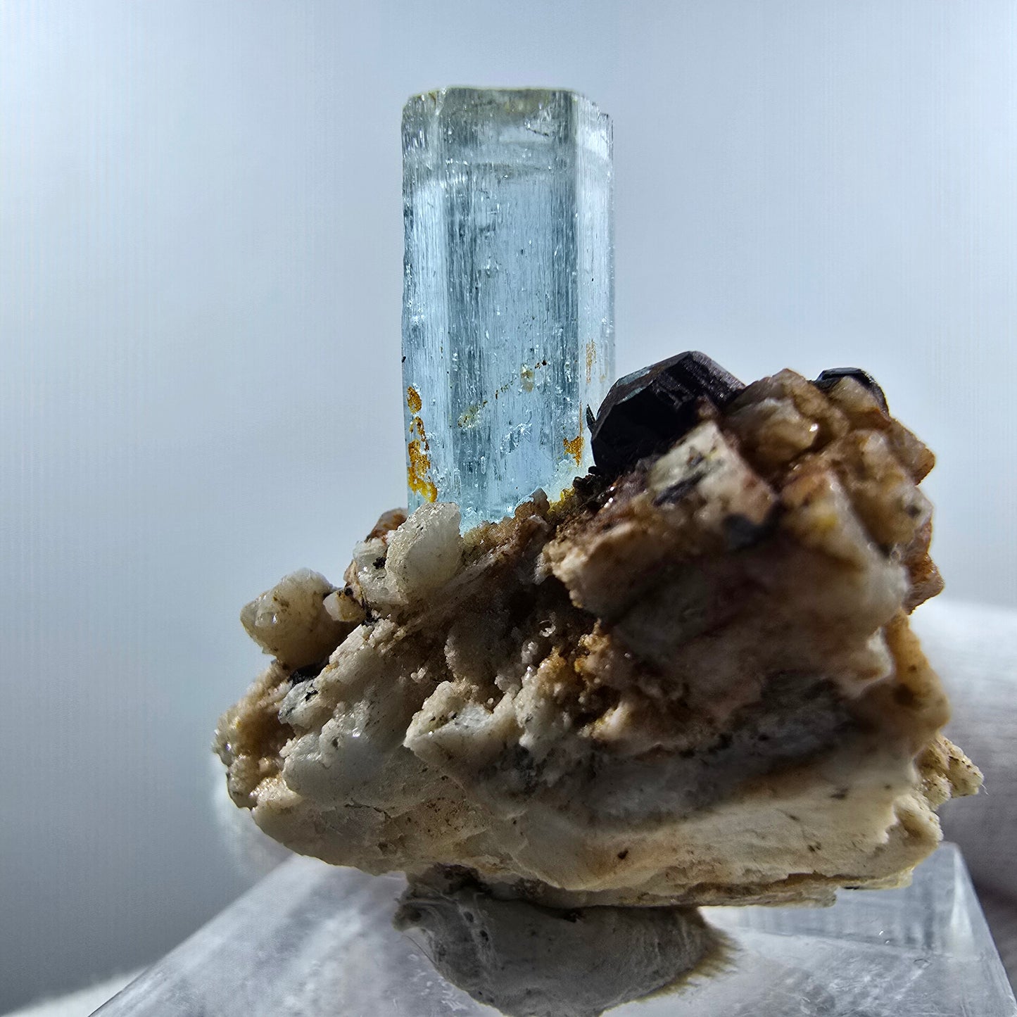 Aigue-marine Setlene, tourmaline Schorl sur matrice, spécimen d'Erongo, Namibie, 30 x 27 x 21 mm