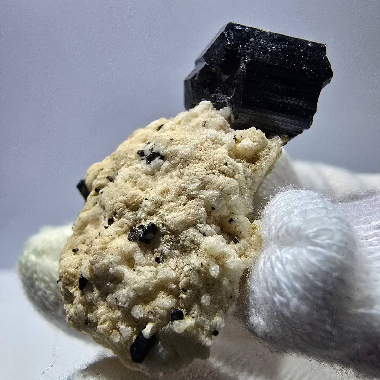 Tourmaline Schorl rare sur amas d'orthose à Erongo, Namibie
