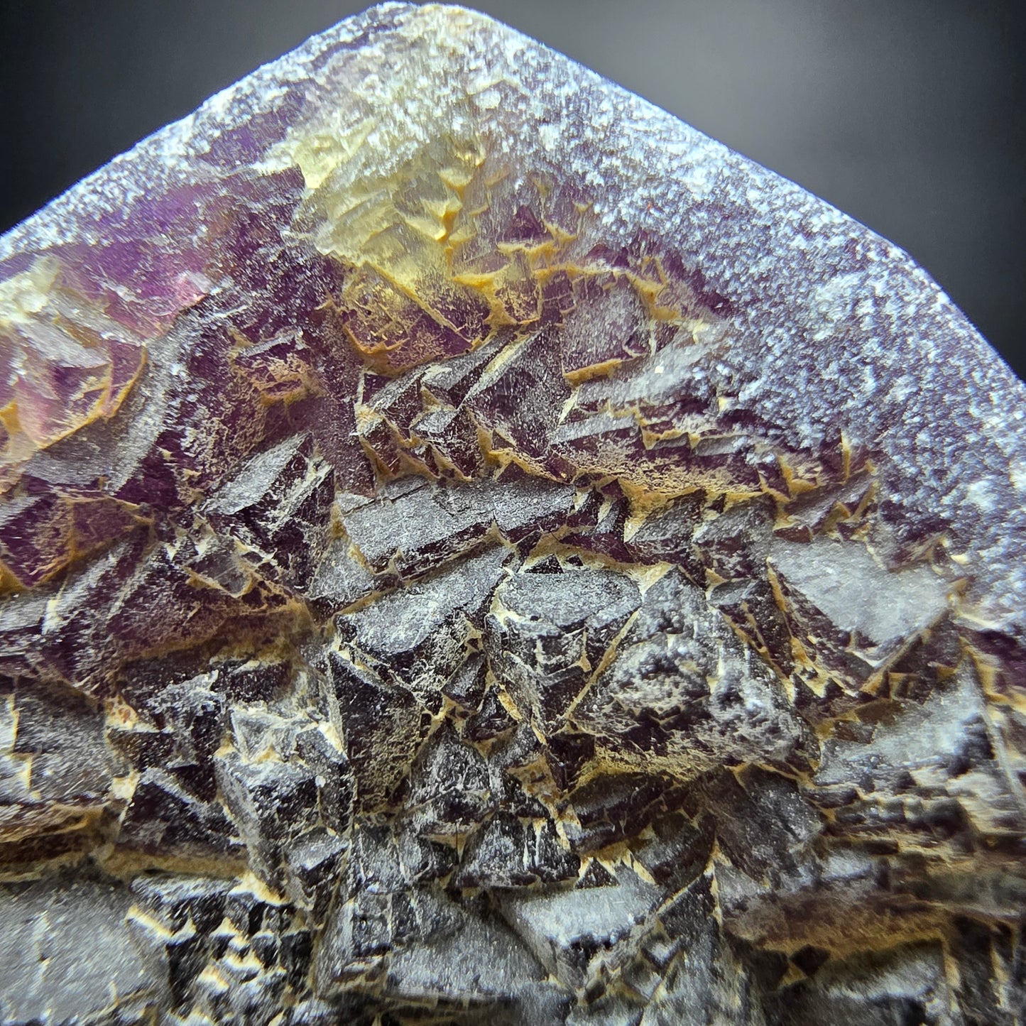 Niveau de cube de fluorite étagé violet orange Omehane, collection namibie 37*35*14mm
