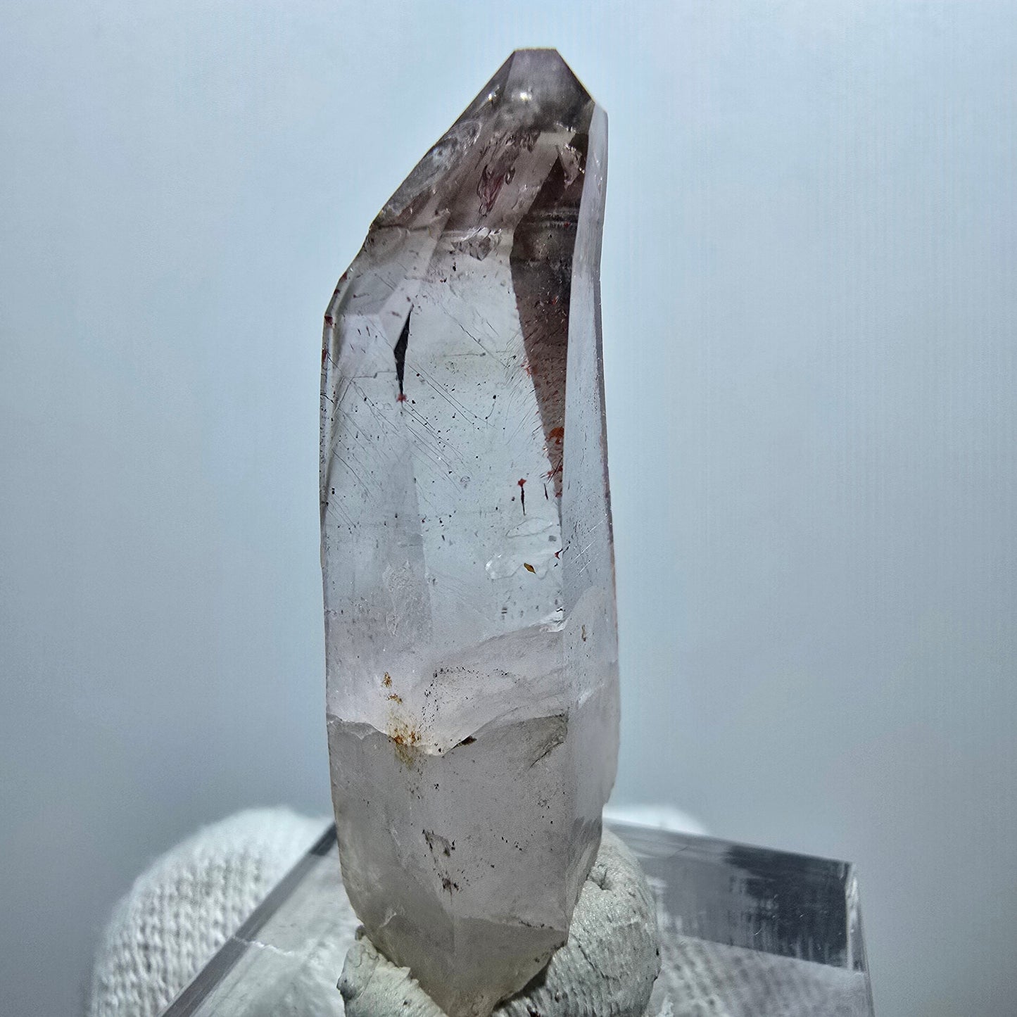 Pointe de sceptre en quartz fumé fantôme lémurien, Goboboseb, Namibie, 39 x 15 x 11 mm
