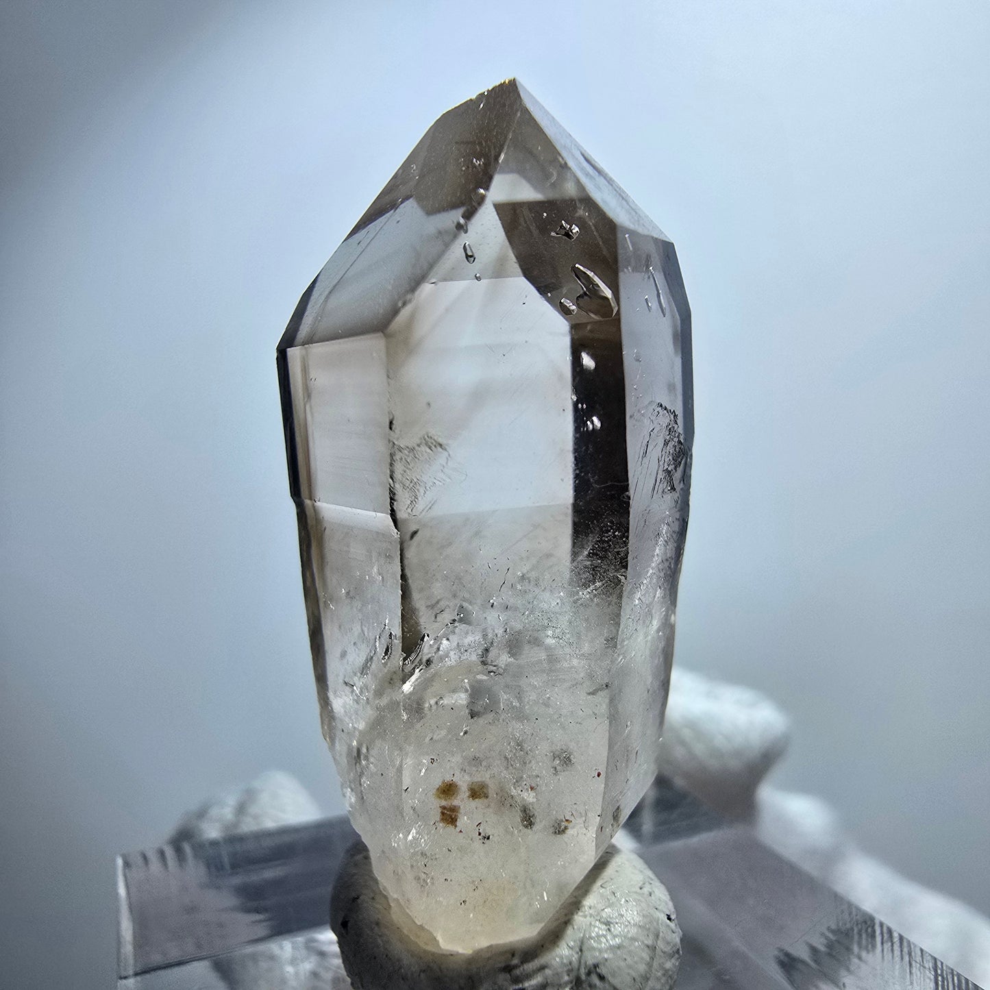 Pointe de sceptre en quartz fumé fantôme transparent, Goboboseb, Namibie, 31 x 16 x 13 mm