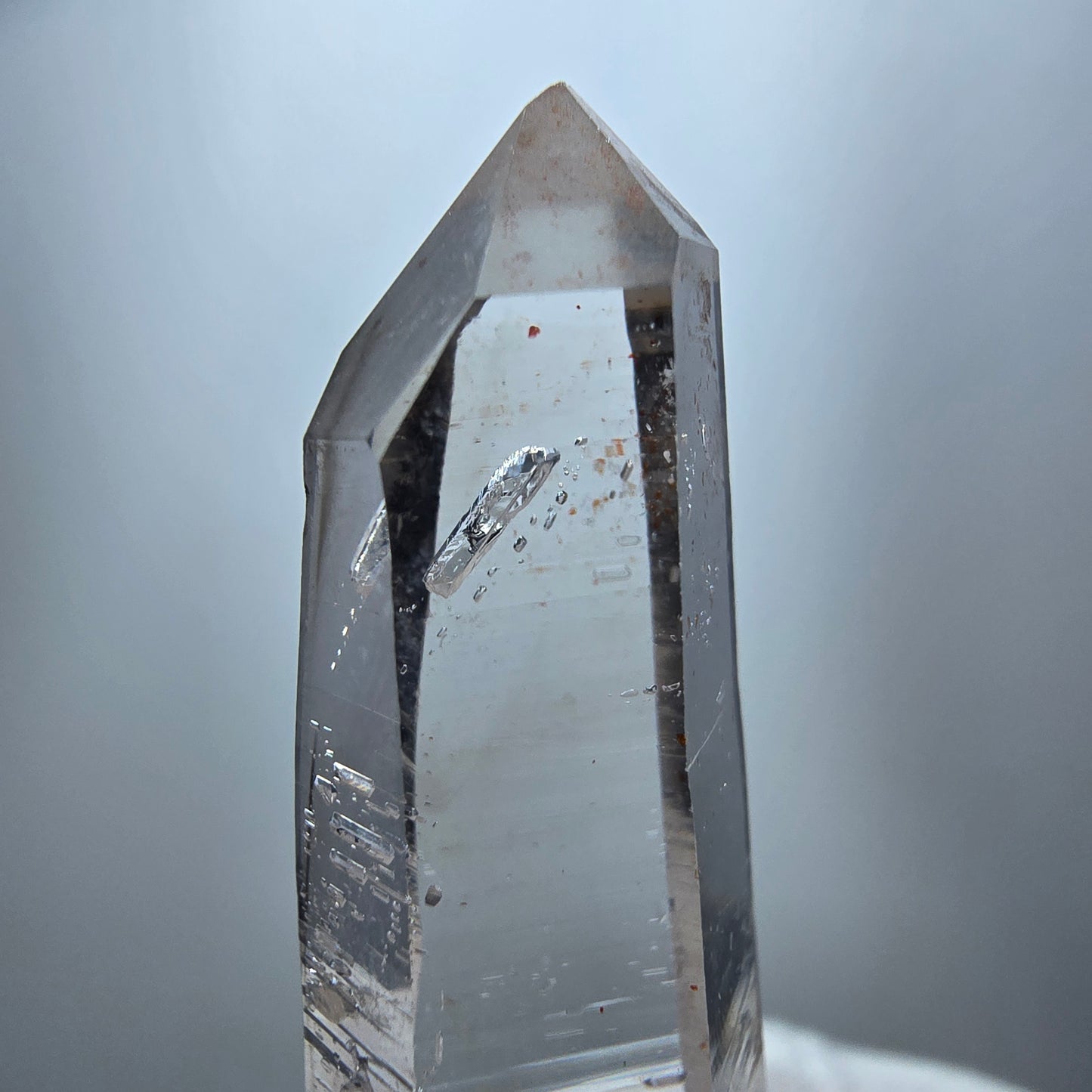 Klare Lemurian Phantom Rauchquarz Spitze Goboboseb, Namibia 45*13*12mm