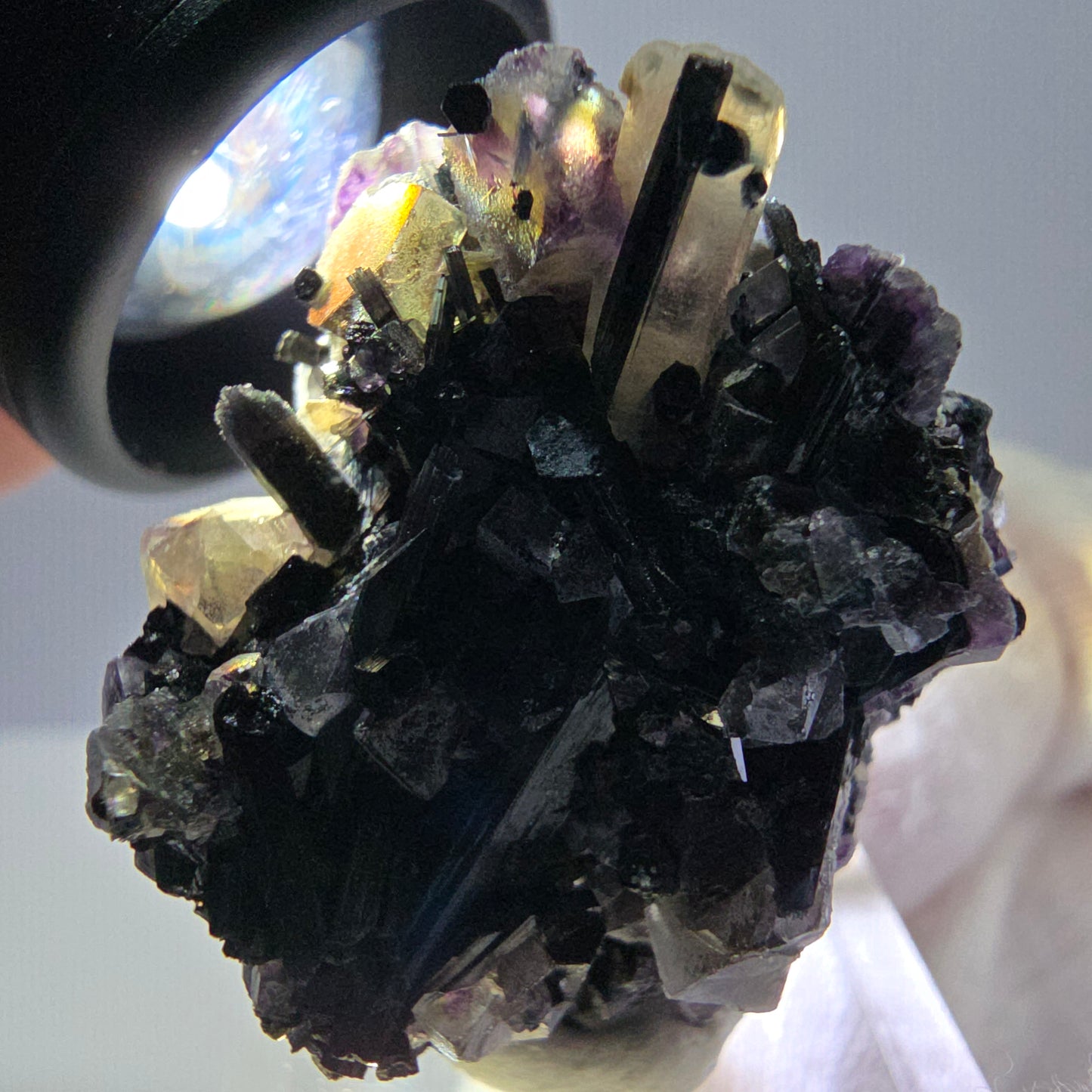 Spécimen de fluorite fantôme colorée, tourmaline scholle, muscovite, Erongo, Namibie, 28 x 30 x 19 mm