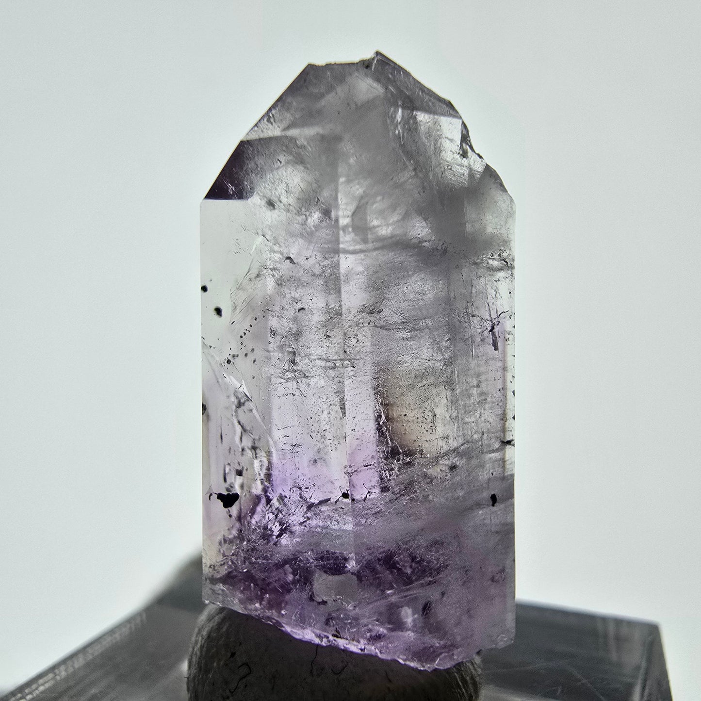 Améthyste fantôme avec hématite, mine Streep, Goboboseb, Namibie, 40 x 15 x 12 mm