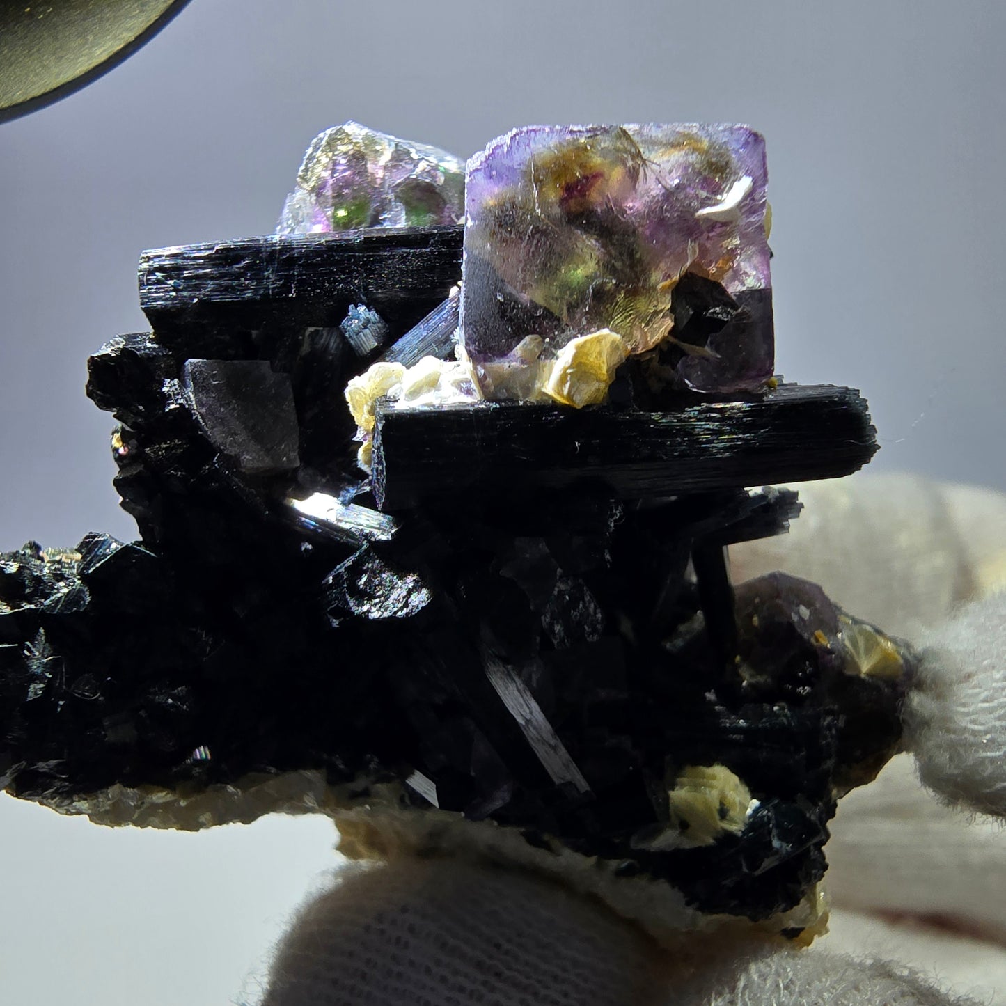 Spécimen de fluorite fantôme colorée, tourmaline scholle, muscovite, Erongo, Namibie, 49 x 41 x 28 mm