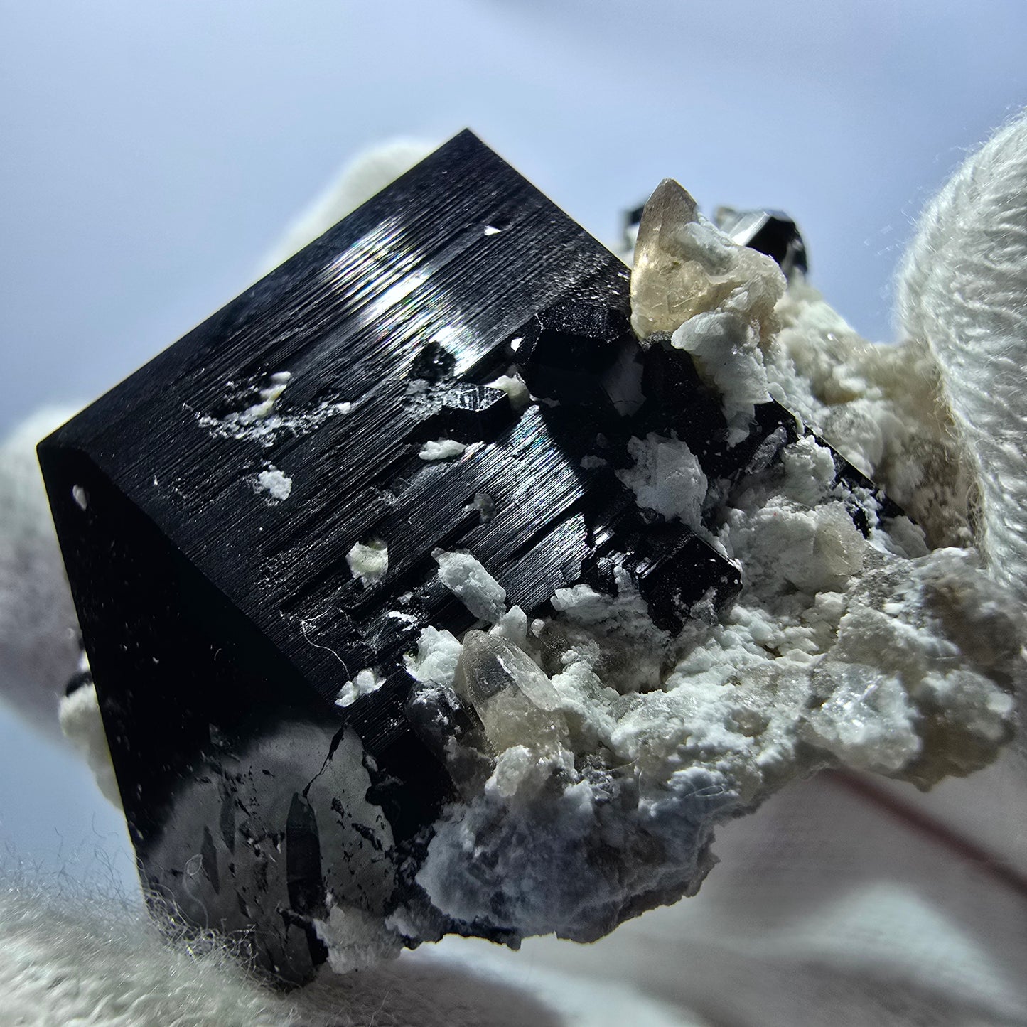 Spécimen rare de tourmaline Schorl, hyalite et orthose, Erongo, Namibie, 36 x 44 x 21 mm
