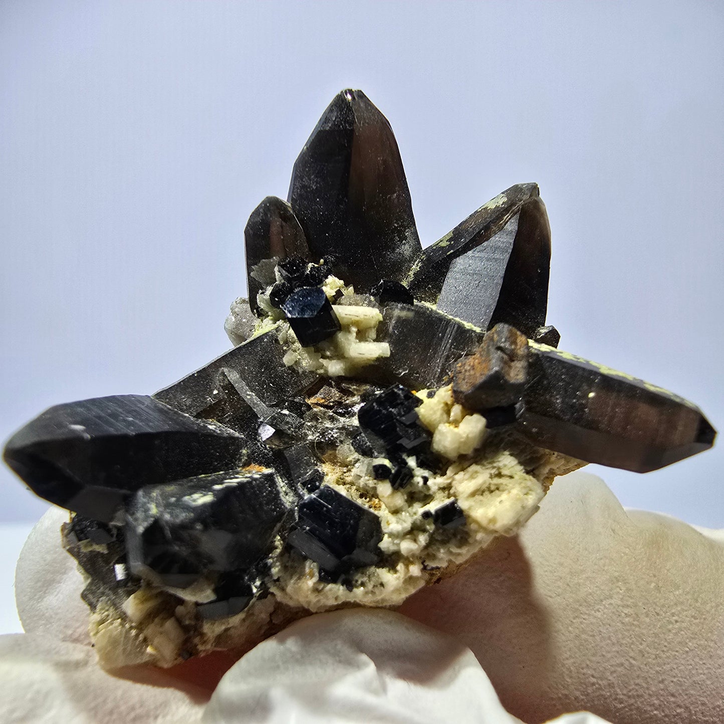Spécimen rare de tourmaline Schorl, quartz fumé et hyalite, Erongo, Namibie, 37 x 29 x 19 mm