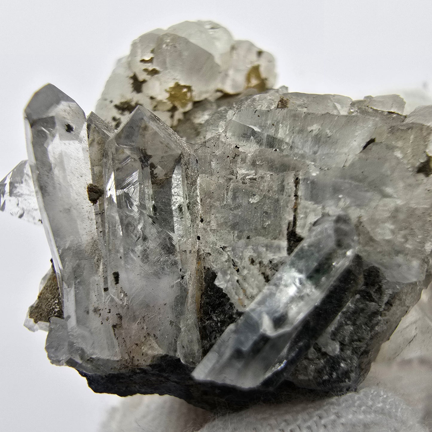 Hämatit Quarz mit UV Calcit Stufe Streep Mine, Goboboseb, Namibia 32*31*19mm