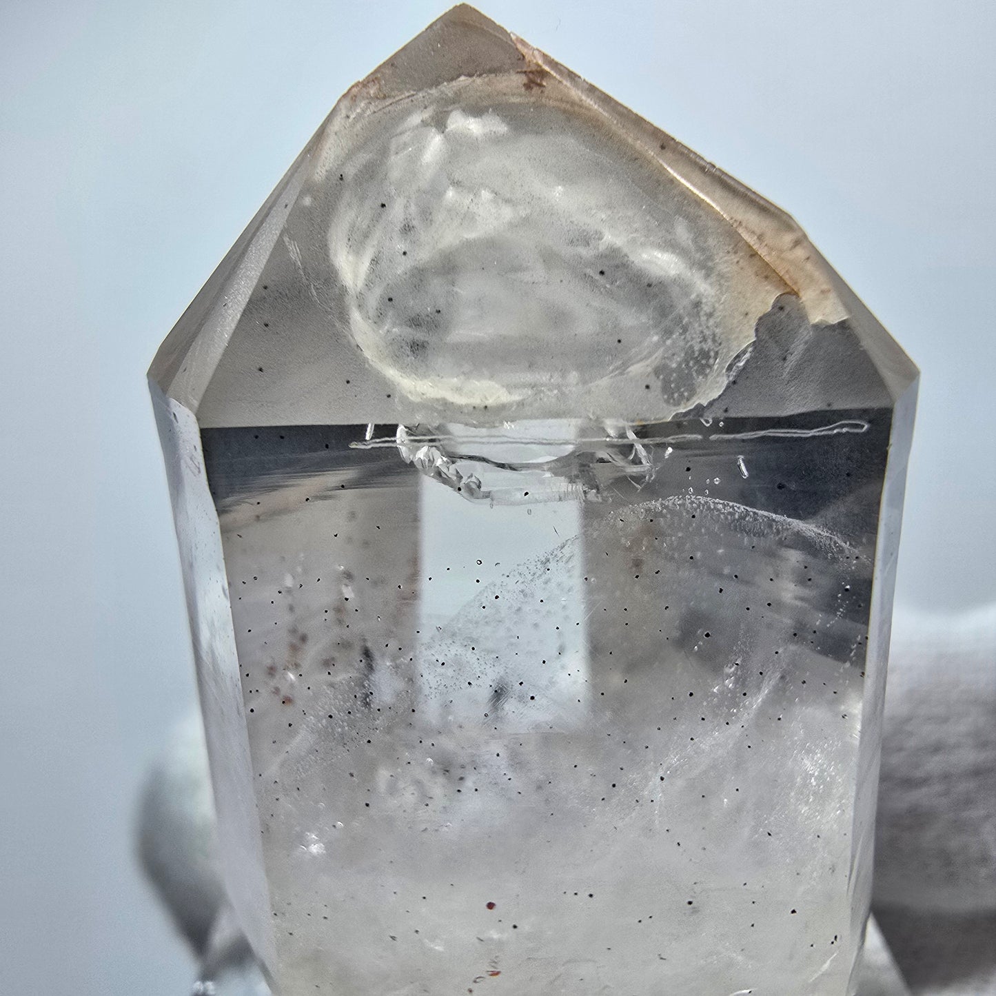 Pointe de quartz fumé fantôme clair, forme rare de Goboboseb, Namibie, 36 x 21 x 21 mm