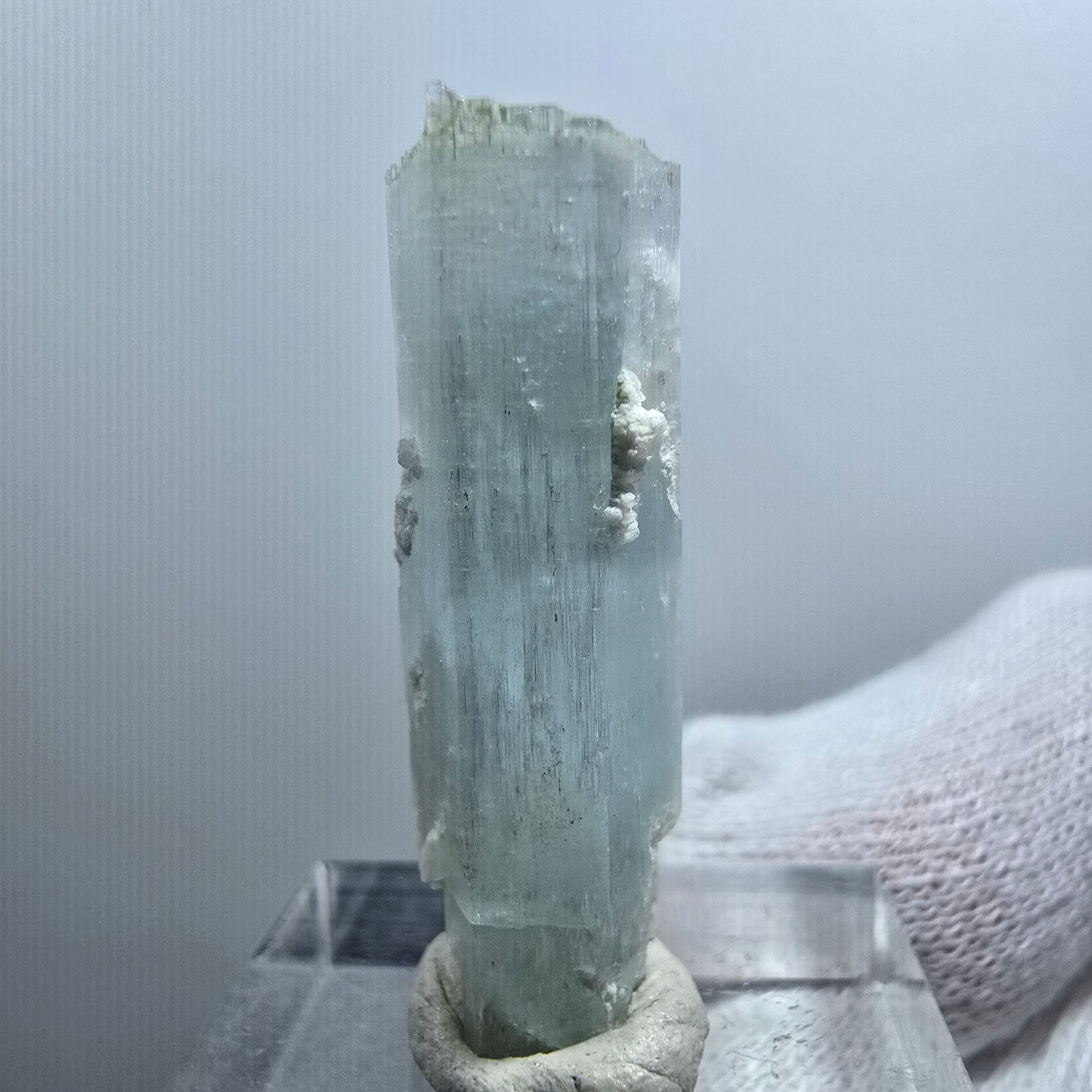 Aigue-marine rare, spécimen d'orthose, Erongo, Namibie, 34 x 10 x 9 mm