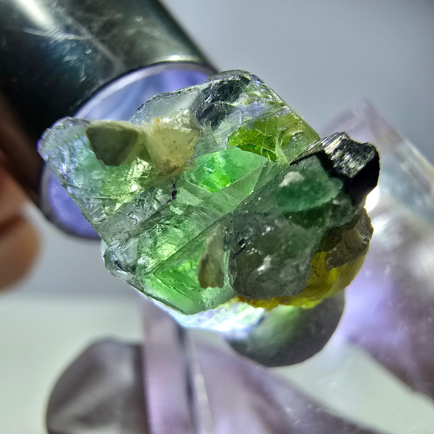 Cube de fluorite fantôme, muscovite et tourmaline Schorl, spécimen d'Erongo, Namibie, 18 x 14 x 13 mm