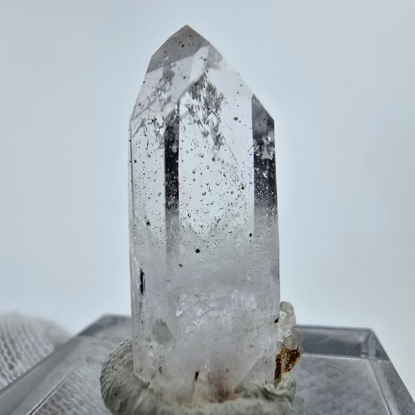 Cristal de quartz hématite fantôme transparent, Streep Mine, Goboboseb, Namibie, 25 x 13 x 10 mm
