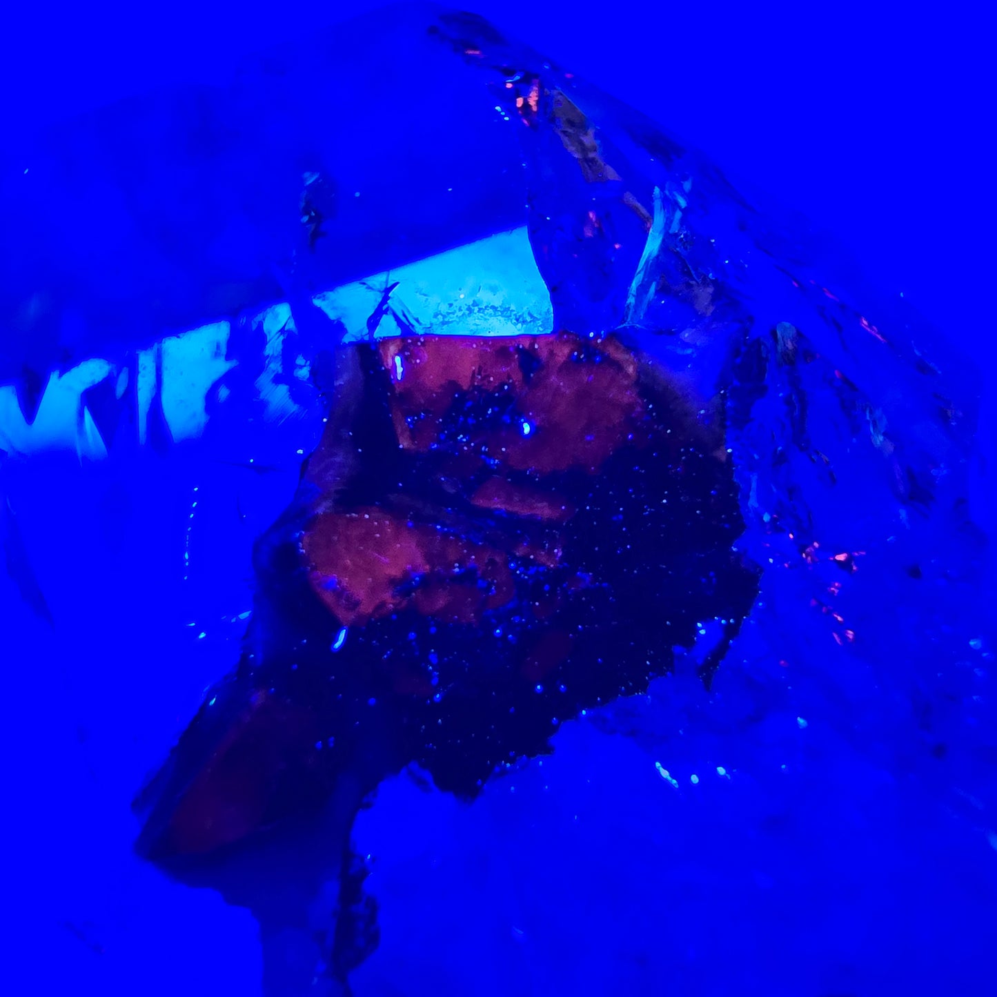 Sceptre DT Enhydro en quartz fumé lémurien, gobo de poche UV en calcite Valentine. Namibie 80 x 40 x 29 mm