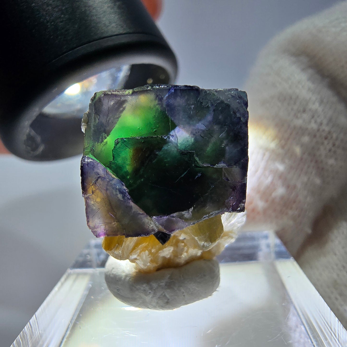 Cube de fluorite fantôme zonal, tourmaline muscovite Schörl Erongo Namibie 24 x 20 x 18 mm