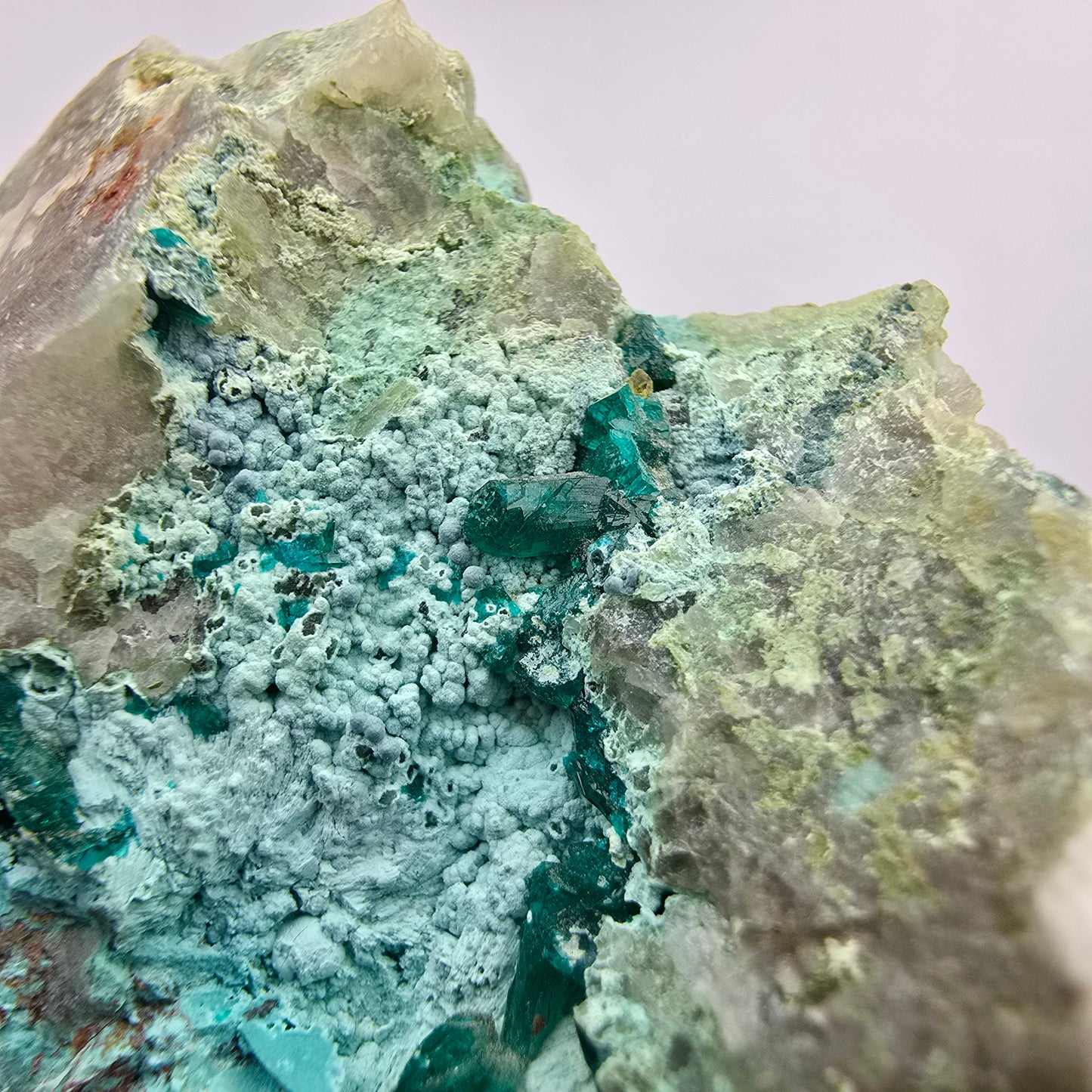 Rare spécimen de dioptase, chrysocolle sur quartz, Kaokoveld, Namibie, 68 x 41 x 38 mm