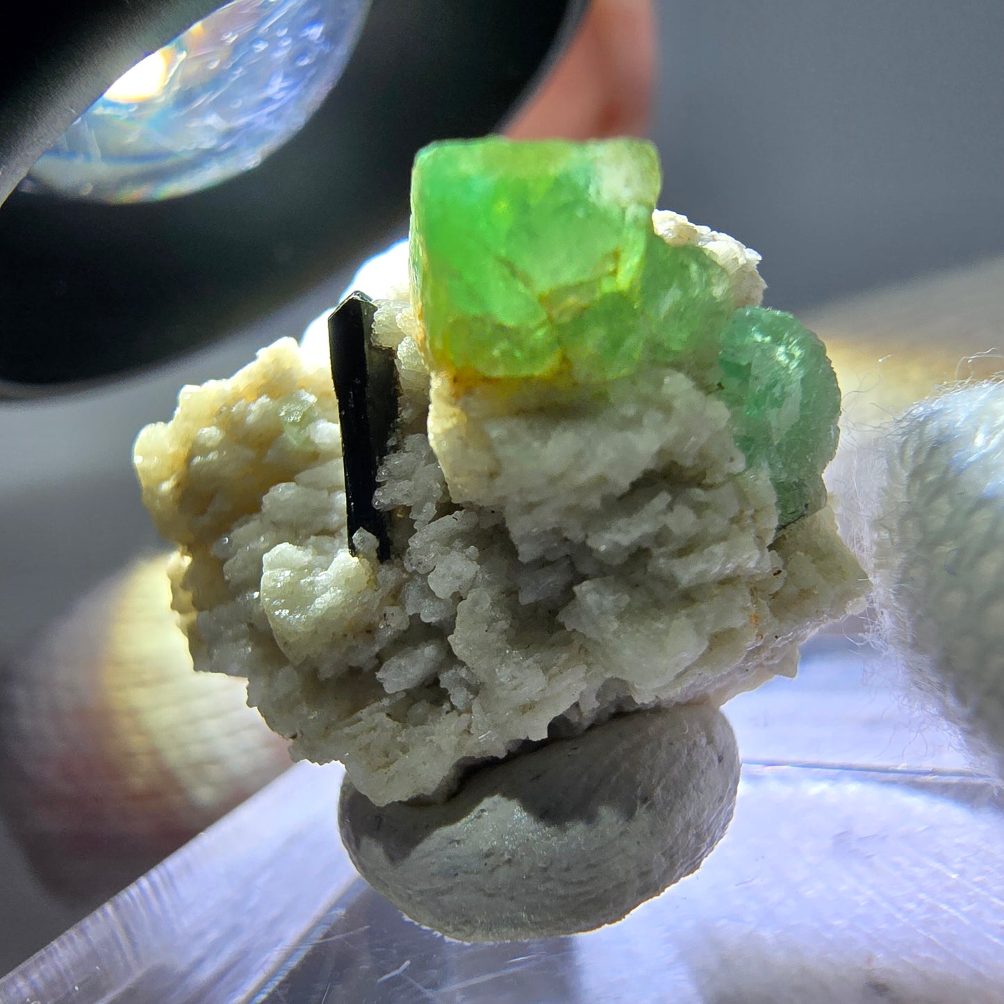 Spécimen de tourmaline Schorl et d'orthose cubique de fluorite fantôme, Erongo, Namibie, 20 x 17 x 16 mm