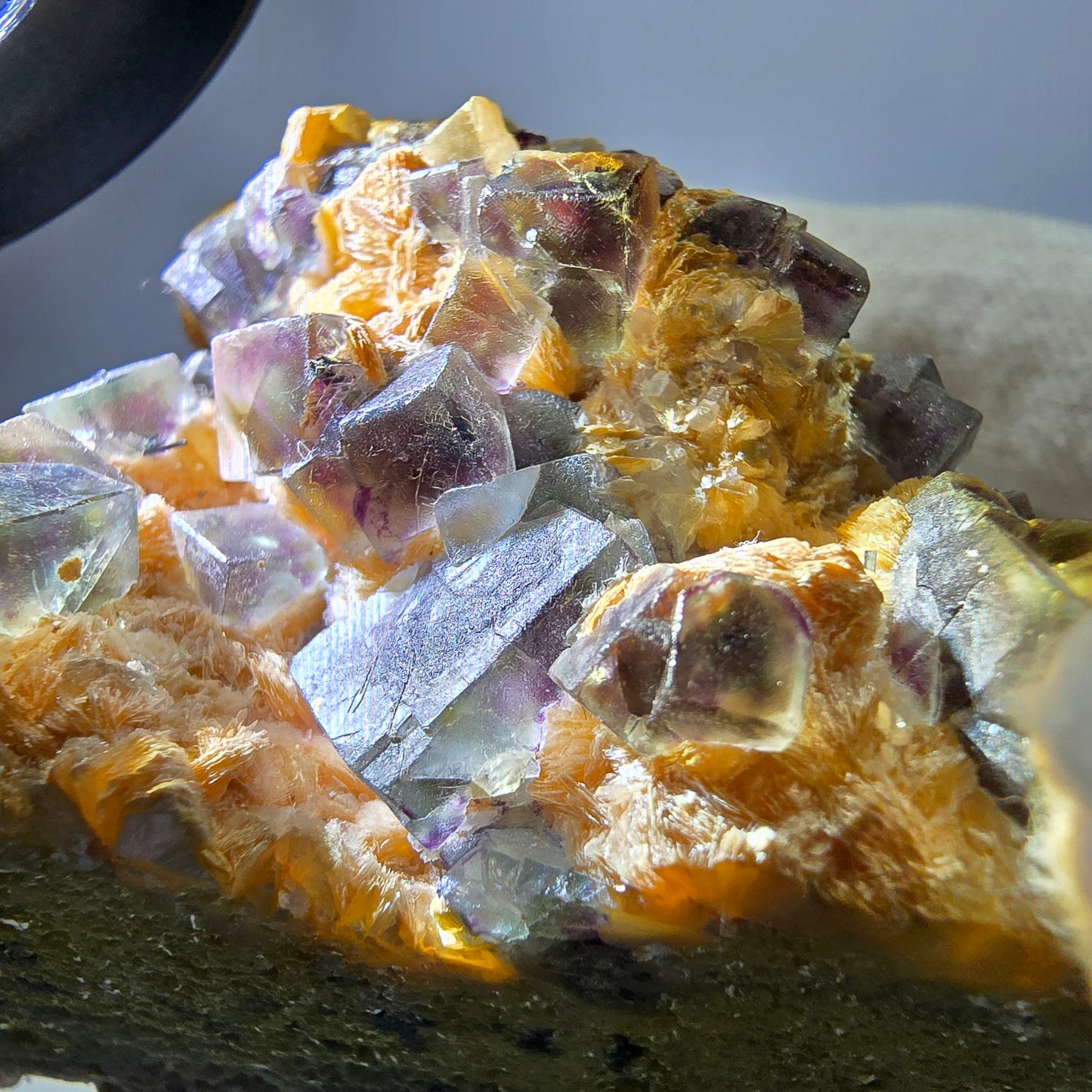 Spécimen de fluorite fantôme colorée, tourmaline scholle muscovite, Erongo, Namibie, 81 x 68 x 48 mm