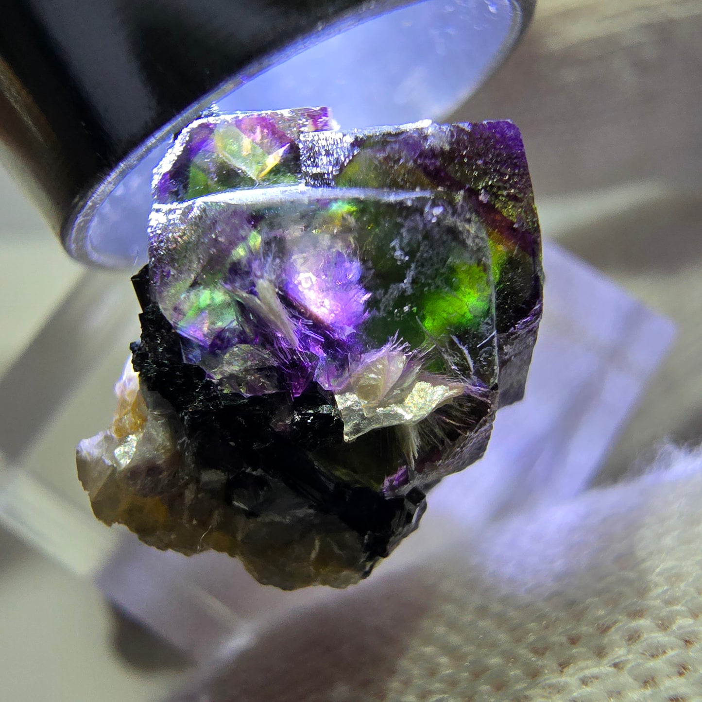 Fluorite fantôme colorée, Spécimen de tourmaline scholle muscovite, Erongo, Namibie, 19 x 17 x 14 mm