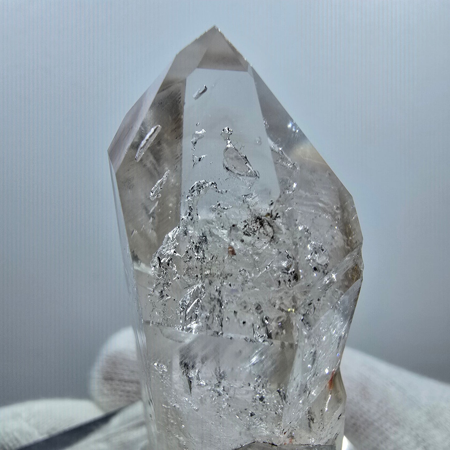 Sceptre en quartz fumé fantôme lémurien, scène de la Saint-Valentin, Goboboseb de poche, Namibie, 64 x 29 x 20 mm
